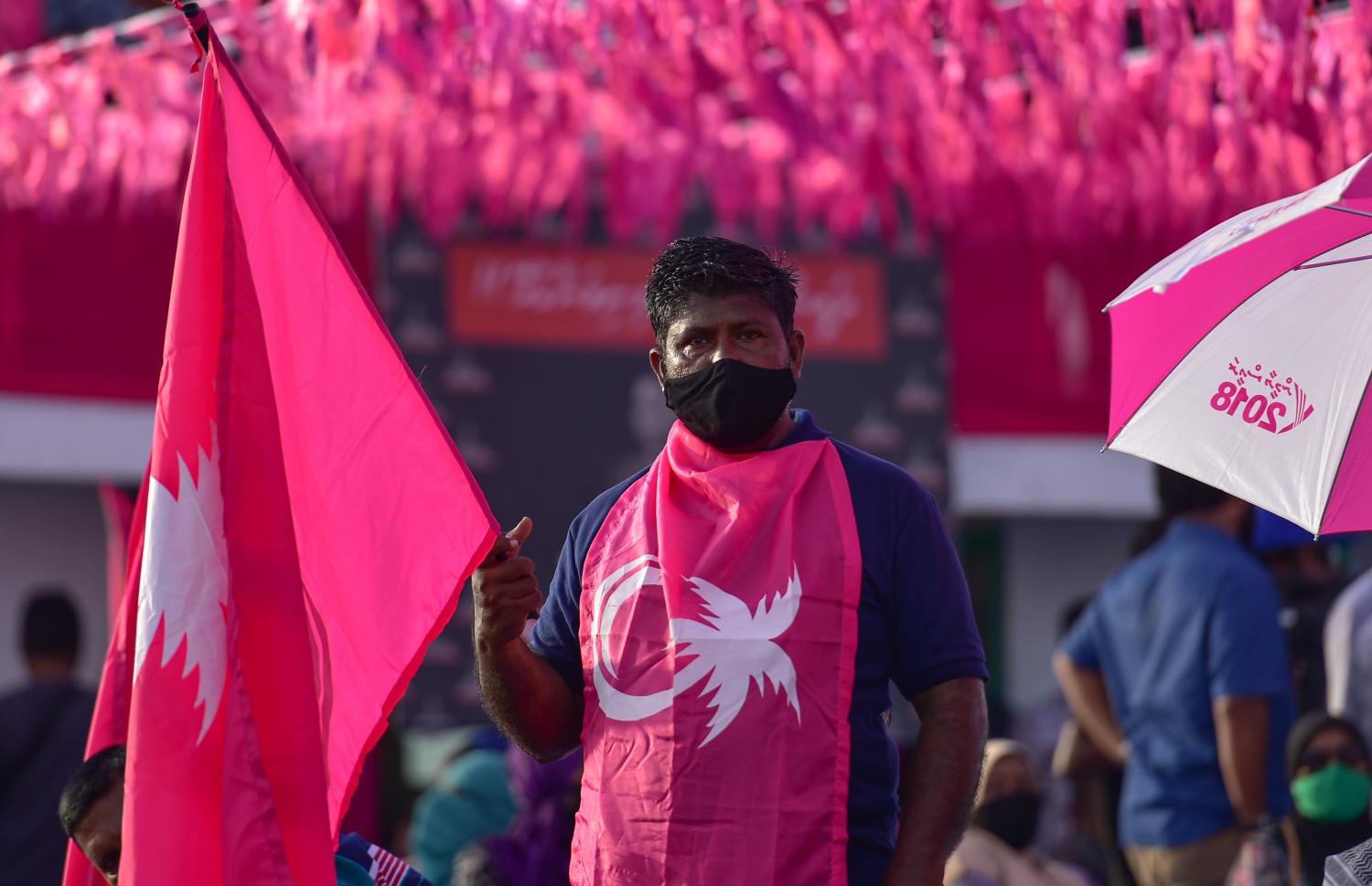 މާލެ: ނޮވެމްބަރު 29، 2020: ކުރީގެ ރައީސް އަބްދުﷲ ޔާމީން ޖަލަށްލާން ހުކުމް ކުރިތާ އެއް އަހަރު ފުރުމާ ގުޅިގެން އިދިކޮޅު ޕީޕީއެމާއި ޕީއެންސީން ކަނޑުމަތީގައި މުޒާހަރާކުރުން: މި މުޒާހަރާގައި ޔާމީނަށް ކުރަމުންދާ އަނިޔާ ހުއްޓާލައި، އެމަނިކުފާނު ވަގުތުން މިނިވަން ކުރަން އެ މުޒާހަރާގައި ވަނީ ގޮވާލާފައި.-- ފޮޓޯތައް: އަހުމަދު އަވްޝަން އިލްޔާސް /މިހާރު