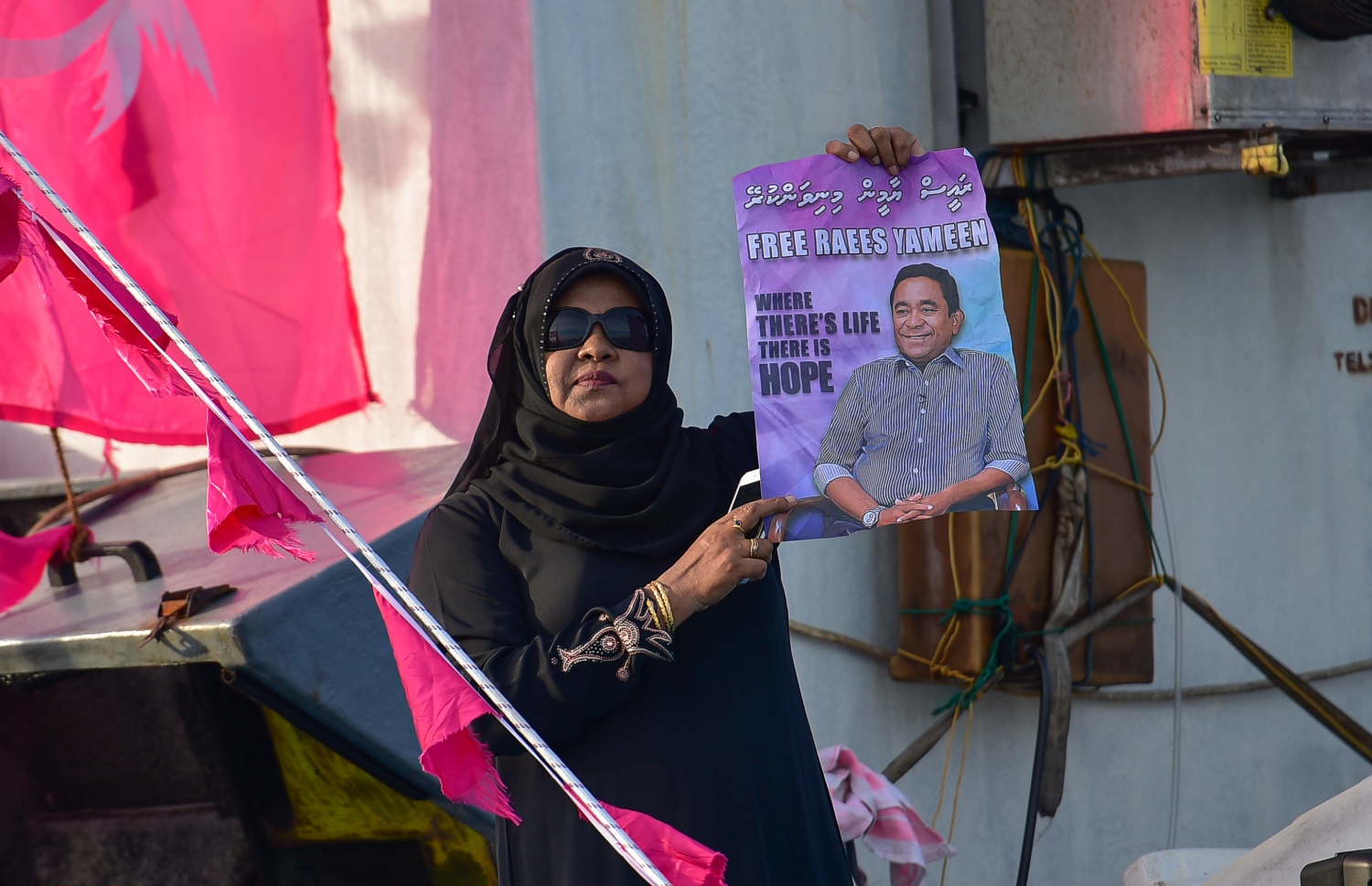 މާލެ: ނޮވެމްބަރު 29، 2020: ކުރީގެ ރައީސް އަބްދުﷲ ޔާމީން ޖަލަށްލާން ހުކުމް ކުރިތާ އެއް އަހަރު ފުރުމާ ގުޅިގެން އިދިކޮޅު ޕީޕީއެމާއި ޕީއެންސީން ކަނޑުމަތީގައި މުޒާހަރާކުރުން: މި މުޒާހަރާގައި ޔާމީނަށް ކުރަމުންދާ އަނިޔާ ހުއްޓާލައި، އެމަނިކުފާނު ވަގުތުން މިނިވަން ކުރަން އެ މުޒާހަރާގައި ވަނީ ގޮވާލާފައި.-- ފޮޓޯތައް: އަހުމަދު އަވްޝަން އިލްޔާސް /މިހާރު