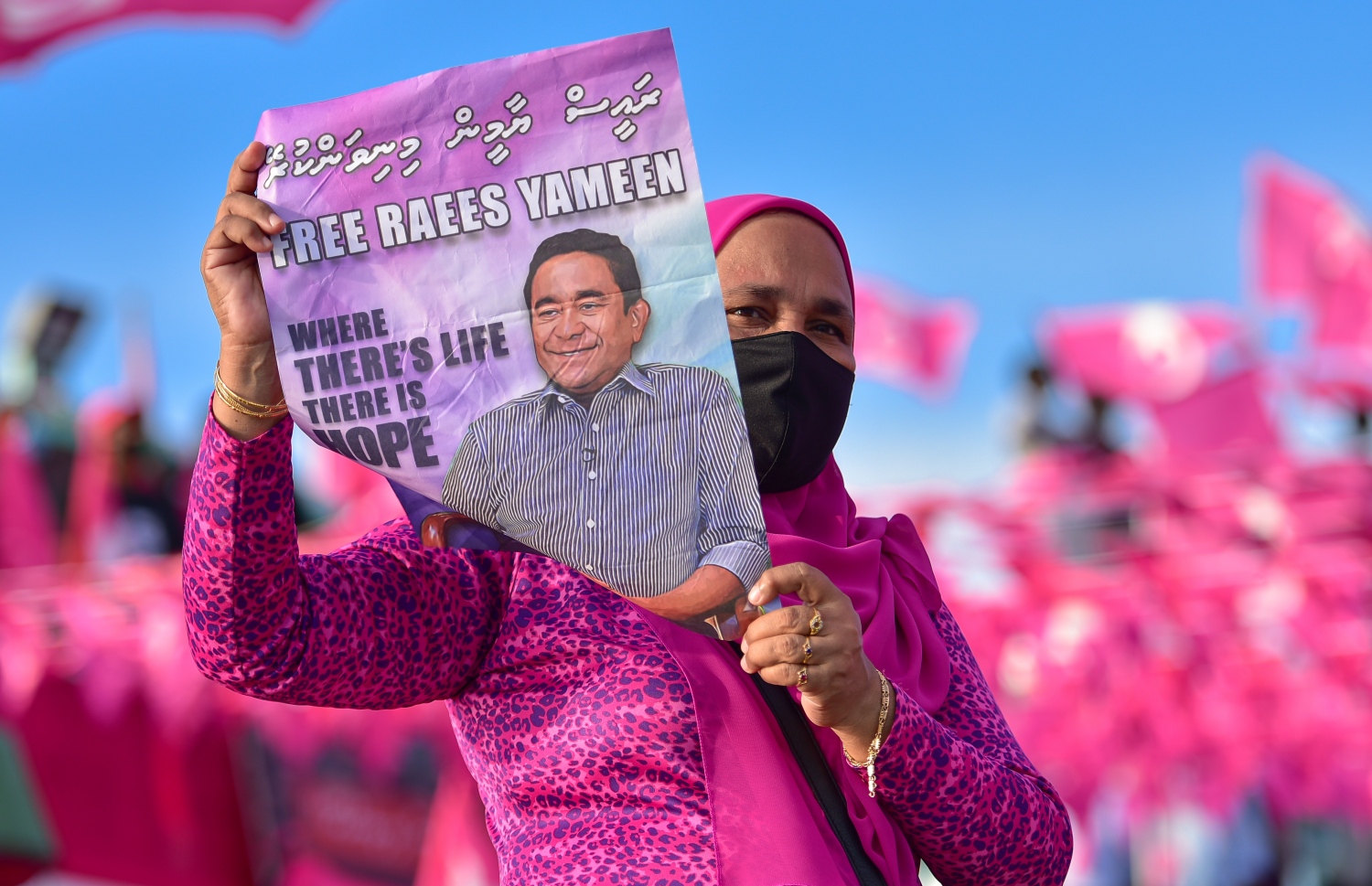 މާލެ: ނޮވެމްބަރު 29، 2020: ކުރީގެ ރައީސް އަބްދުﷲ ޔާމީން ޖަލަށްލާން ހުކުމް ކުރިތާ އެއް އަހަރު ފުރުމާ ގުޅިގެން އިދިކޮޅު ޕީޕީއެމާއި ޕީއެންސީން ކަނޑުމަތީގައި މުޒާހަރާކުރުން: މި މުޒާހަރާގައި ޔާމީނަށް ކުރަމުންދާ އަނިޔާ ހުއްޓާލައި، އެމަނިކުފާނު ވަގުތުން މިނިވަން ކުރަން އެ މުޒާހަރާގައި ވަނީ ގޮވާލާފައި.-- ފޮޓޯތައް: އަހުމަދު އަވްޝަން އިލްޔާސް /މިހާރު