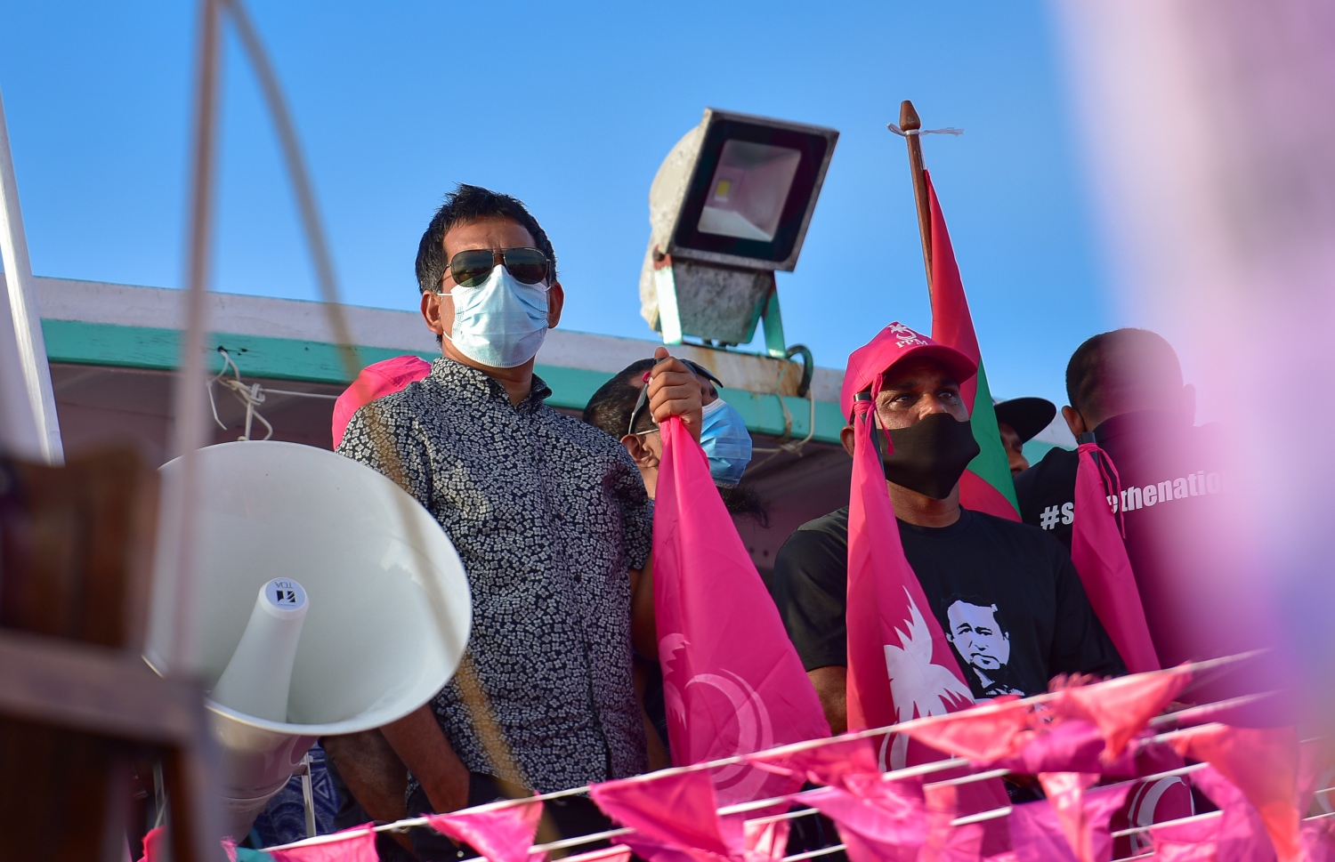 މާލެ: ނޮވެމްބަރު 29، 2020: ކުރީގެ ރައީސް އަބްދުﷲ ޔާމީން ޖަލަށްލާން ހުކުމް ކުރިތާ އެއް އަހަރު ފުރުމާ ގުޅިގެން އިދިކޮޅު ޕީޕީއެމާއި ޕީއެންސީން ކަނޑުމަތީގައި މުޒާހަރާކުރުން: މި މުޒާހަރާގައި ޔާމީނަށް ކުރަމުންދާ އަނިޔާ ހުއްޓާލައި، އެމަނިކުފާނު ވަގުތުން މިނިވަން ކުރަން އެ މުޒާހަރާގައި ވަނީ ގޮވާލާފައި.-- ފޮޓޯތައް: އަހުމަދު އަވްޝަން އިލްޔާސް /މިހާރު