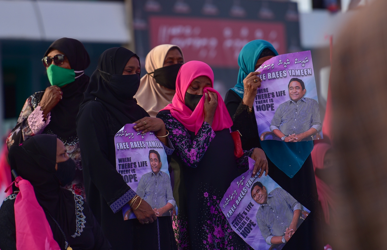 މާލެ: ނޮވެމްބަރު 29، 2020: ކުރީގެ ރައީސް އަބްދުﷲ ޔާމީން ޖަލަށްލާން ހުކުމް ކުރިތާ އެއް އަހަރު ފުރުމާ ގުޅިގެން އިދިކޮޅު ޕީޕީއެމާއި ޕީއެންސީން ކަނޑުމަތީގައި މުޒާހަރާކުރުން: މި މުޒާހަރާގައި ޔާމީނަށް ކުރަމުންދާ އަނިޔާ ހުއްޓާލައި، އެމަނިކުފާނު ވަގުތުން މިނިވަން ކުރަން އެ މުޒާހަރާގައި ވަނީ ގޮވާލާފައި.-- ފޮޓޯތައް: އަހުމަދު އަވްޝަން އިލްޔާސް /މިހާރު