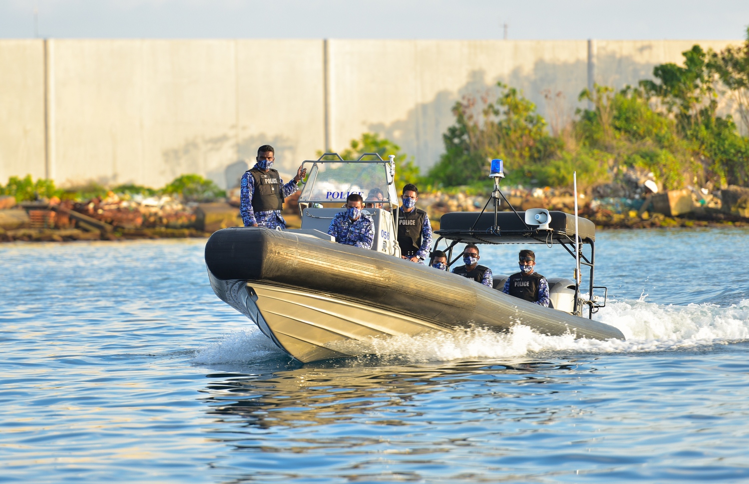 މާލެ: ނޮވެމްބަރު 29، 2020: ކުރީގެ ރައީސް އަބްދުﷲ ޔާމީން ޖަލަށްލާން ހުކުމް ކުރިތާ އެއް އަހަރު ފުރުމާ ގުޅިގެން އިދިކޮޅު ޕީޕީއެމާއި ޕީއެންސީން ކަނޑުމަތީގައި މުޒާހަރާކުރުން: މި މުޒާހަރާގައި ޔާމީނަށް ކުރަމުންދާ އަނިޔާ ހުއްޓާލައި، އެމަނިކުފާނު ވަގުތުން މިނިވަން ކުރަން އެ މުޒާހަރާގައި ވަނީ ގޮވާލާފައި.-- ފޮޓޯތައް: އަހުމަދު އަވްޝަން އިލްޔާސް /މިހާރު