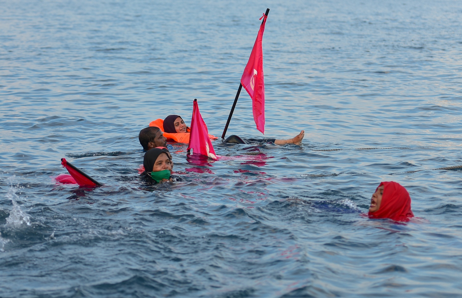 މާލެ: ނޮވެމްބަރު 29، 2020: ކުރީގެ ރައީސް އަބްދުﷲ ޔާމީން ޖަލަށްލާން ހުކުމް ކުރިތާ އެއް އަހަރު ފުރުމާ ގުޅިގެން އިދިކޮޅު ޕީޕީއެމާއި ޕީއެންސީން ކަނޑުމަތީގައި މުޒާހަރާކުރުން: މި މުޒާހަރާގައި ޔާމީނަށް ކުރަމުންދާ އަނިޔާ ހުއްޓާލައި، އެމަނިކުފާނު ވަގުތުން މިނިވަން ކުރަން އެ މުޒާހަރާގައި ވަނީ ގޮވާލާފައި.-- ފޮޓޯތައް: އަހުމަދު އަވްޝަން އިލްޔާސް /މިހާރު