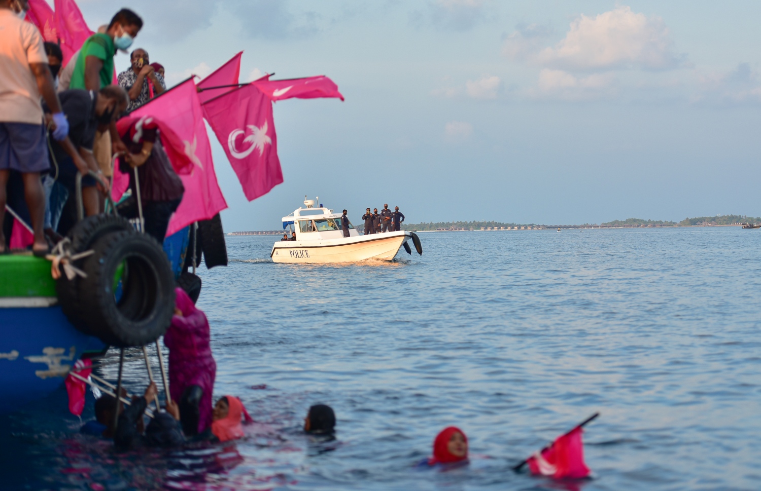 މާލެ: ނޮވެމްބަރު 29، 2020: ކުރީގެ ރައީސް އަބްދުﷲ ޔާމީން ޖަލަށްލާން ހުކުމް ކުރިތާ އެއް އަހަރު ފުރުމާ ގުޅިގެން އިދިކޮޅު ޕީޕީއެމާއި ޕީއެންސީން ކަނޑުމަތީގައި މުޒާހަރާކުރުން: މި މުޒާހަރާގައި ޔާމީނަށް ކުރަމުންދާ އަނިޔާ ހުއްޓާލައި، އެމަނިކުފާނު ވަގުތުން މިނިވަން ކުރަން އެ މުޒާހަރާގައި ވަނީ ގޮވާލާފައި.-- ފޮޓޯތައް: އަހުމަދު އަވްޝަން އިލްޔާސް /މިހާރު