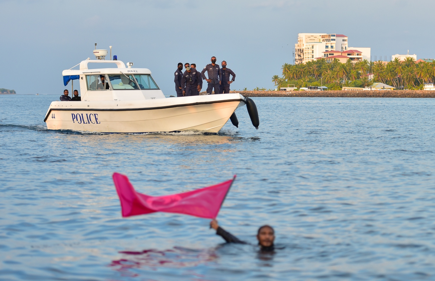 މާލެ: ނޮވެމްބަރު 29، 2020: ކުރީގެ ރައީސް އަބްދުﷲ ޔާމީން ޖަލަށްލާން ހުކުމް ކުރިތާ އެއް އަހަރު ފުރުމާ ގުޅިގެން އިދިކޮޅު ޕީޕީއެމާއި ޕީއެންސީން ކަނޑުމަތީގައި މުޒާހަރާކުރުން: މި މުޒާހަރާގައި ޔާމީނަށް ކުރަމުންދާ އަނިޔާ ހުއްޓާލައި، އެމަނިކުފާނު ވަގުތުން މިނިވަން ކުރަން އެ މުޒާހަރާގައި ވަނީ ގޮވާލާފައި.-- ފޮޓޯތައް: އަހުމަދު އަވްޝަން އިލްޔާސް /މިހާރު