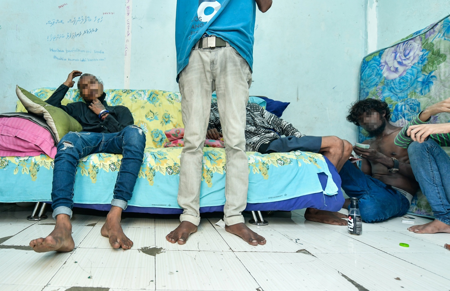 މަސްތުވާތަކެތީގެ ބޭނުންކުރާ ކަމަށް ތުހުމަތުކުރާ ގެއަކަށް، ފުލުހުންނާއެކު ދިޔައިރު ތިބި ބަޔަކު.-- ފޮޓޯ: ނިޝާން އަލީ/ މިހާރު