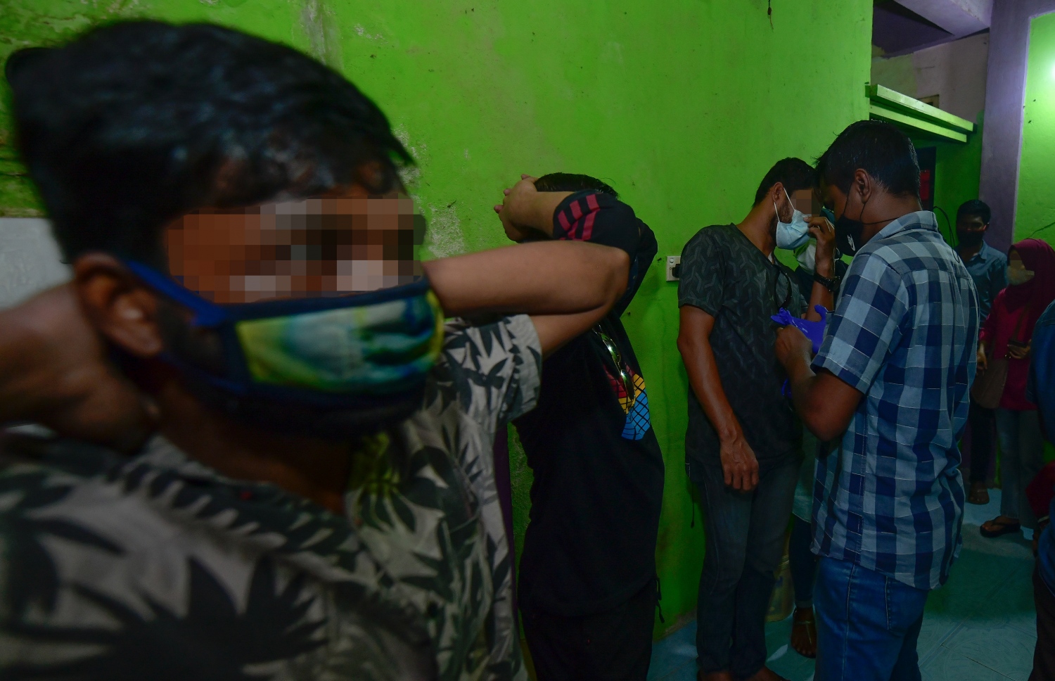 ބައެއް މީޑިއާތަކާ އެކު، ފުލުހުން ހިނގި ޑްރަގް އޮަޕަރޭޝަންގައި ބަޔަކު ފާސްކުރަން ހިފަހައްޓާފައިވާއިރު ނޫސްވެރިން އެ ސަރަހައްދުގައި ހަރަކާތްތެރިވަނީ.---ފޮޓޯ: ނިޝާން އަލީ/މިހާރު