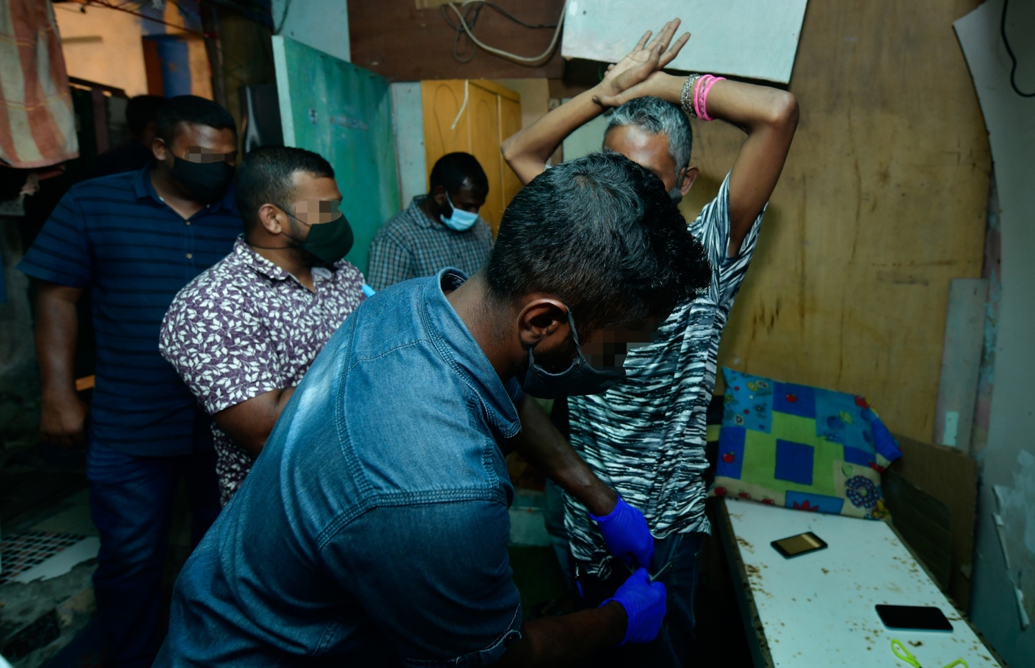 ޑްރަގް އޮޕަރޭޝަނެއްގައި ފުލުހުން މީހަކު ފާސްކުރަނީ --- ފޮޓޯ/މިހާރު