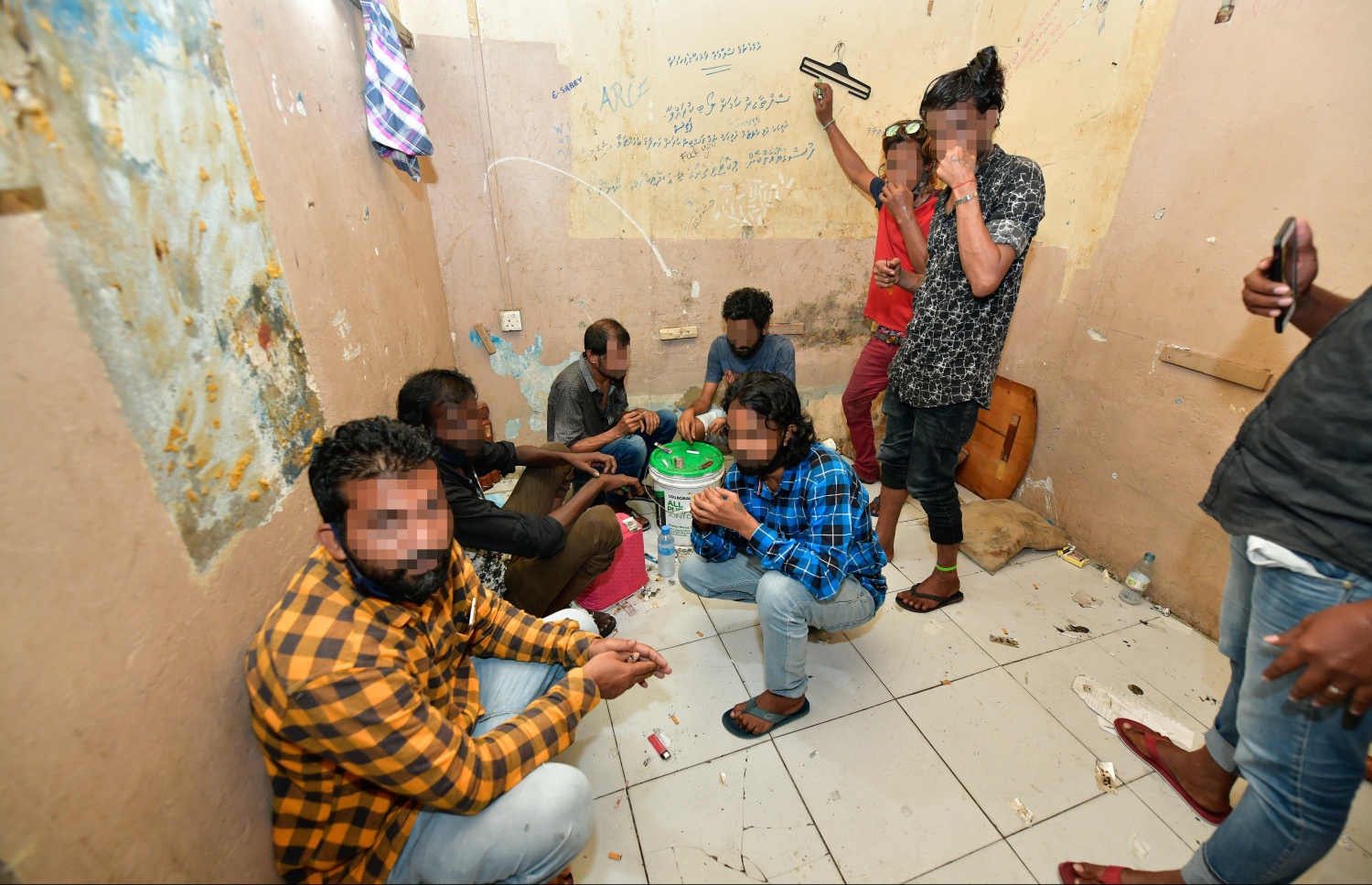 ފުލުހުން ހިންގި ޑްރަގް އޮޕަރޭޝަނެއްގައި، މަސްތުވާތަކެތި ބޭނުންކުރާ ތަނެއް ފާސްކުރަނީ.-- ފޮޓޯ: ނިޝާން އަލީ/ މިހާރު