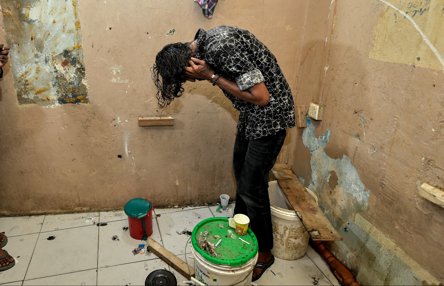 މަސްތުވާތަކެތީގެ ބޭނުންކުރާ ކަމަށް ތުހުމަތުކުރާ ގެއަކަށް، ފުލުހުންނާއެކު ދިޔައިރު މަސްތުވާކެތި ބޭނުން ކުރަން ތިބި ބަޔަކު.-- ފޮޓޯ: ނިޝާން އަލީ/ މިހާރު