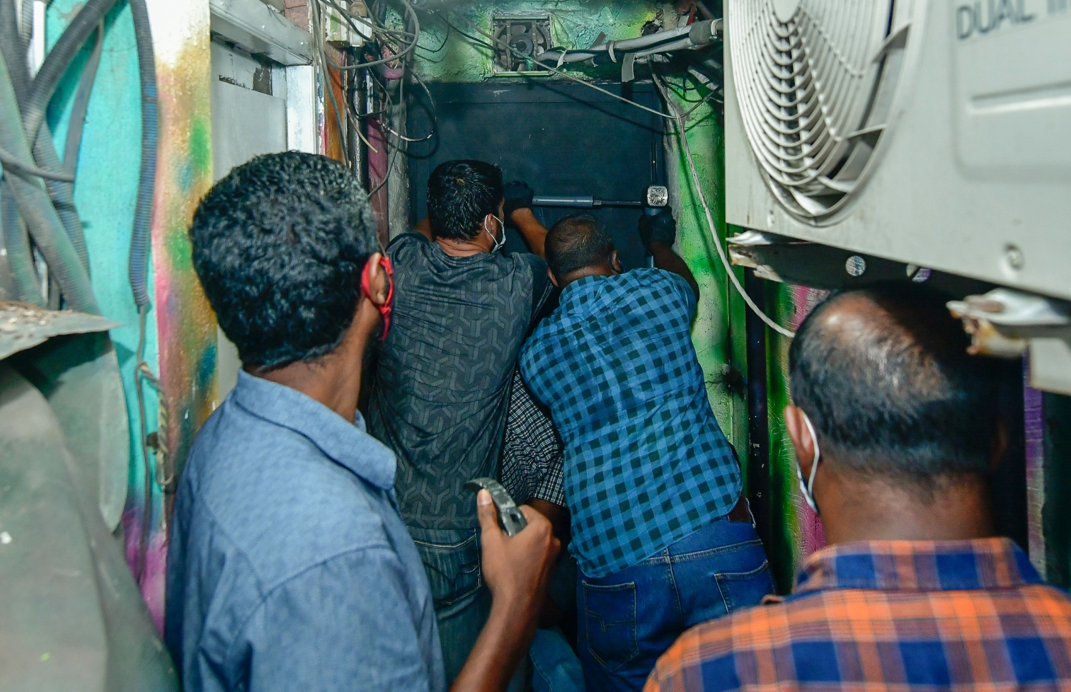 ބައެއް މީޑިއާތަކާ އެކު، ފުލުހުން ހިނގި ޑްރަގް އޮަޕަރޭޝަންގައި، މަސްތުވާތަކެތީގެ ވިޔަފާރިކުރާ ކަމަށް ތުހުމަތުކުރެވޭ ގ.މެމޮރީވިލާ އަށް ވަންނަން ފުލުހުން މަސައްކަތް ކުރަނީ.---ފޮޓޯ: ނިޝާން އަލީ/މިހާރު