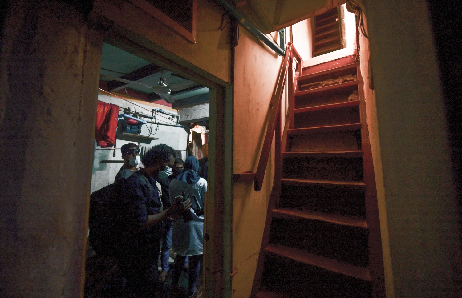 މަސްތުވާތަކެތި ބޭނުންކުރާ ކަމަށް ތުހުމަތުކުރާ ގެއެއް ފުލުހުން ފާސްކުރަނީ.-- ފޮޓޯ: ނިޝާން އަލީ/ މިހާރު