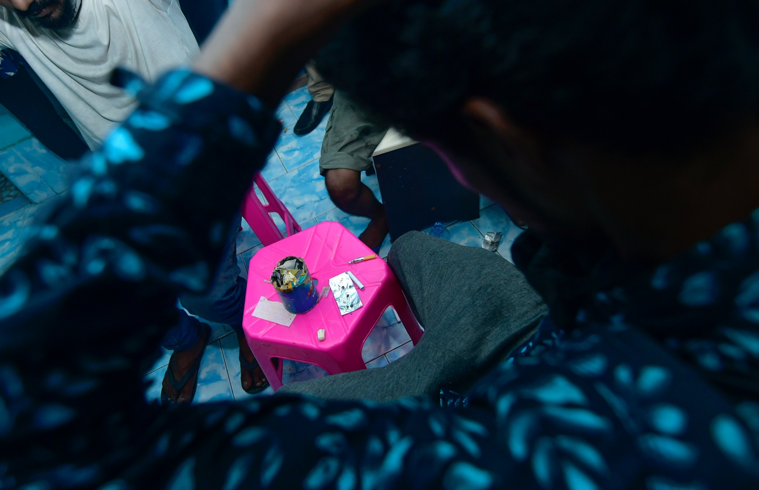 މާލޭގައި މަސްތުވާތަކެތި ބޭނުންކުރާކަމަށް ތުހުމަތުކުރާ ގެއަކަށް ފުލުހުންނާ އެކު ނޫސްވެރިން ދިޔައިރު ބަޔަކު މަސްތުވާތަކެތި ބޭނުންކުރަނީ.-- ފޮޓޯ: ނިޝާން އަލީ/ މިހާރު