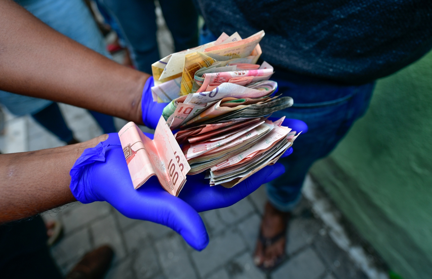 މަސްތުވާތަކެތި ބޭނުންކުރާ މީހުން އުޅޭ ތަނަކުން، އެ ތަކެތި ވިއްކައިގެން ހޯދާފައިވާ ފައިސާތަކެއް ފުލުހުން ދައްކާލަނީ. -- ފޮޓޯ: ނިޝާން އަލީ/ މިހާރު