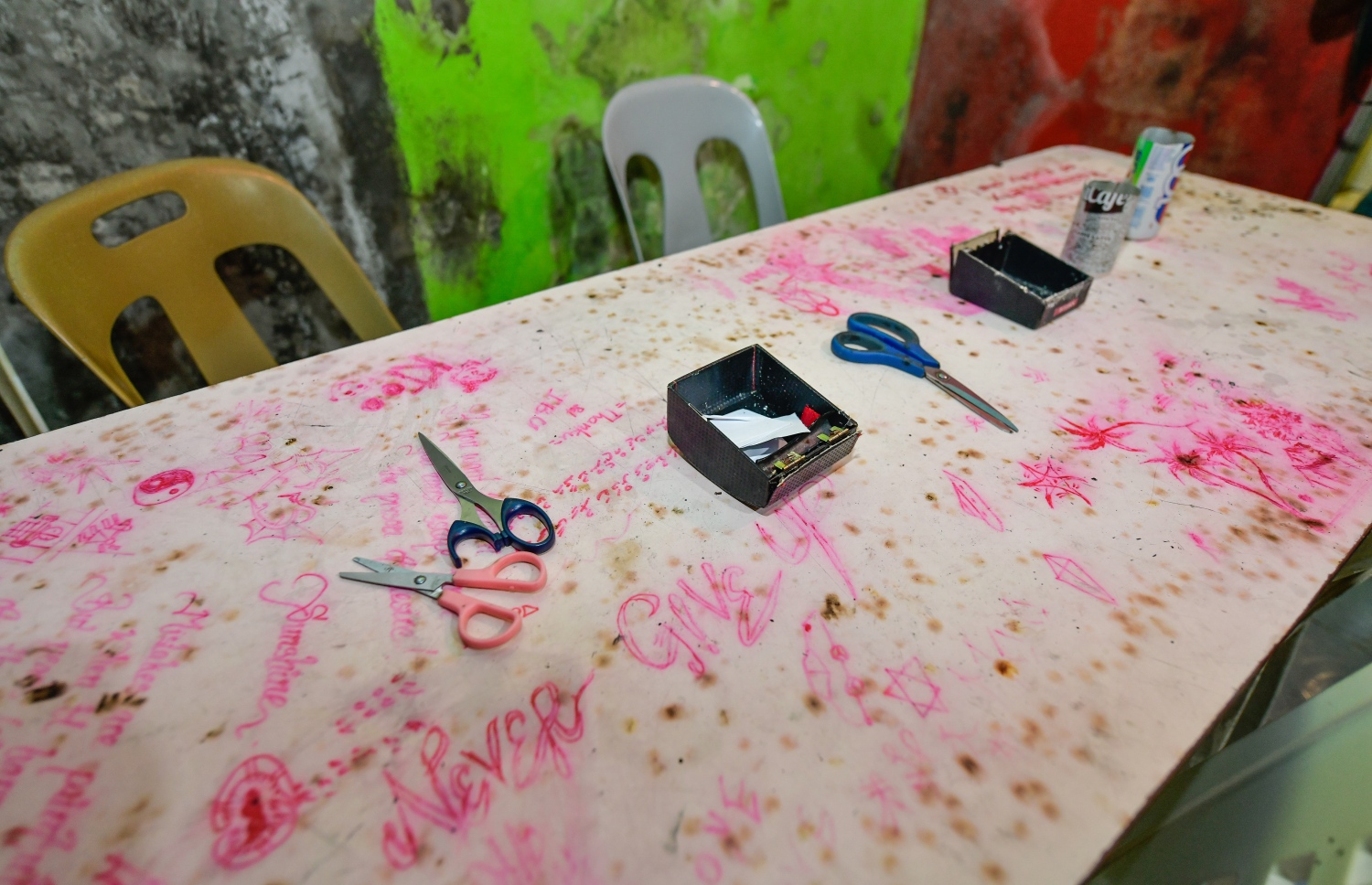 ބައެއް މީޑިއާތަކާ އެކު، ފުލުހުން ހިނގި ޑްރަގް އޮަޕަރޭޝަންގެ ތެރެއިން އައްޑާއެއްގައި މަސްތުވާތަކެތި ބޭނުން ކުރުމަށް ތައްޔާރުކޮށްފައި ހުރި މޭޒެއް.---ފޮޓޯ: ނިޝާން އަލީ/މިހާރު