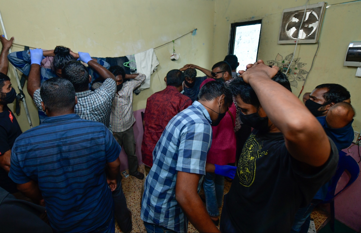 ފުލުހުން ހިންގި ޑްރަގް އޮަޕަރޭޝަންގައި ބަޔަކު ފާސްކުރަން ހިފަހައްޓާފައިވާއިރު ނޫސްވެރިން އެ ސަރަހައްދުގައި ހަރަކާތްތެރިވަނީ: އެކި ގެތަކުގައި ބިތްޖެހިފައިވާ ގިނަ އަދަދެއްގެ ޒުވާނުން ނޫސްވެރިންނަށް ފެނުނު.---ފޮޓޯ: ނިޝާން އަލީ/މިހާރު