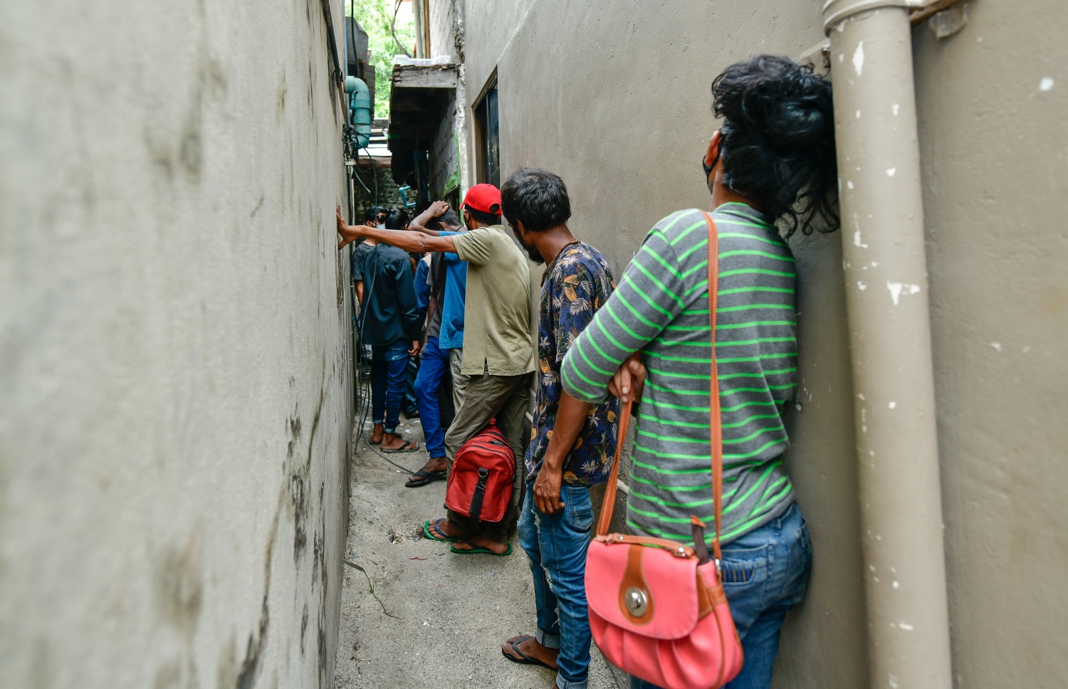 މ. ސަމްމާމުއާގެއަށް ދިޔައިރު، އެ ތަނުގެ ތެރޭގައި ތިބި ބަޔަކު ފުލުހުން ފޮނުވާލަނީ: މިއީ ޑްރަގްސްގެ ބޮޑު ގެއެއް-- ފޮޓޯ: ނިޝާން އަލީ/ މިހާރު