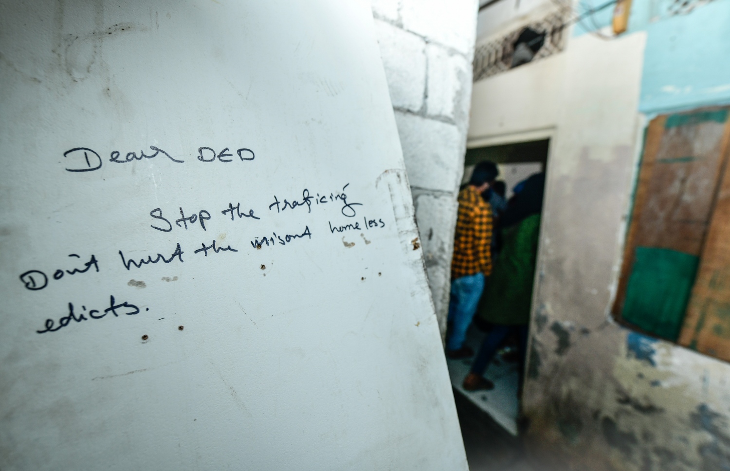 މަސްތުވާތަކެތި ބޭނުންކުރާކަމުގެ ތުހުމަތުކުރާ ގެއެއްގެ ފާރުގައި، ފުލުހުންގެ ޑްރަގް އެންޑް އެންފޯސްމަންޓް ޑިޕާޓްމަންޓަށް ލިޔެފައިވާ މެސެޖެއް.-- ފޮޓޯ: ނިޝާން އަލީ/ މިހާރު