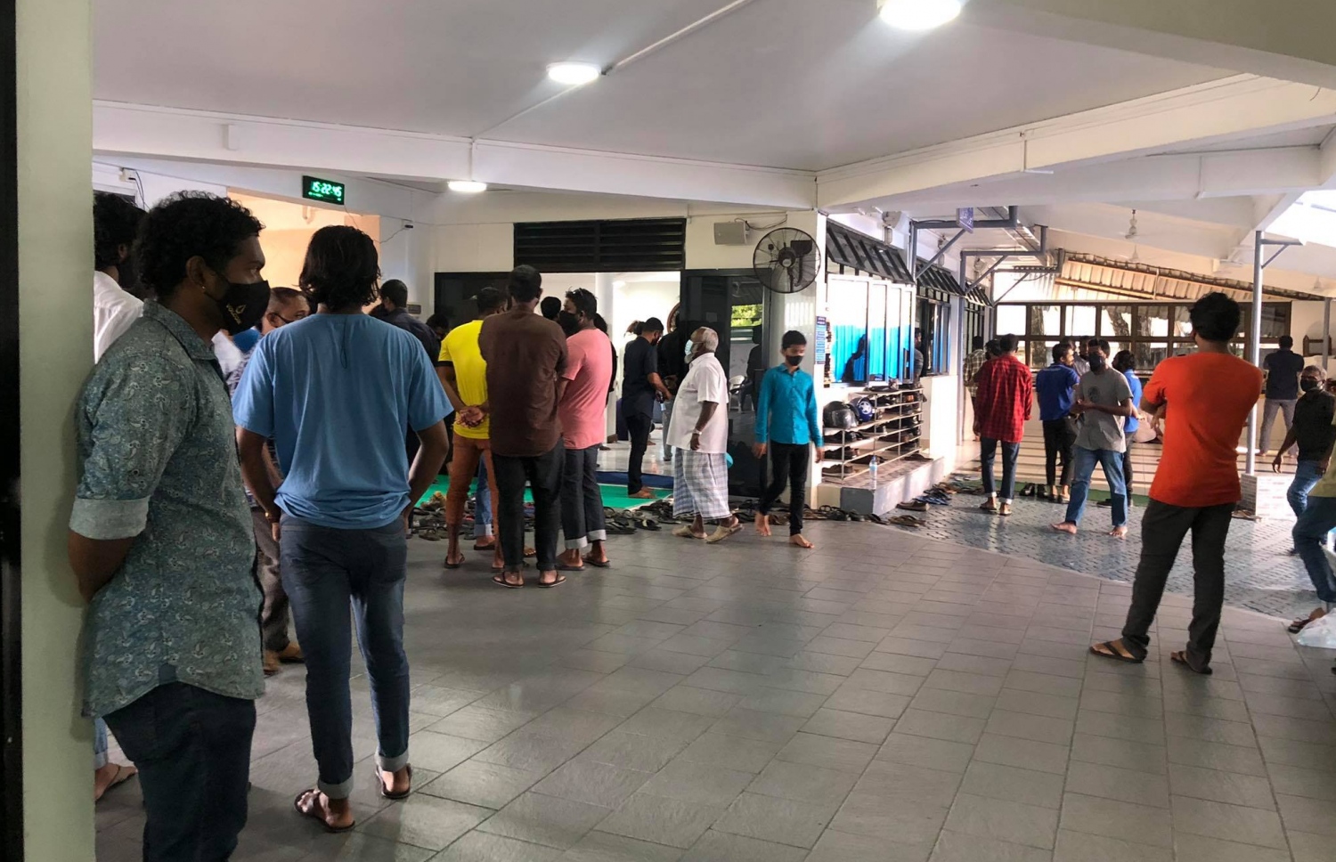 ނަޒްރާގެ ޖަނާޒާ، އާސަހަރާގައި އާއިލާއާއި އެކުވެރިން--- ފޮޓޯ: މިހާރު