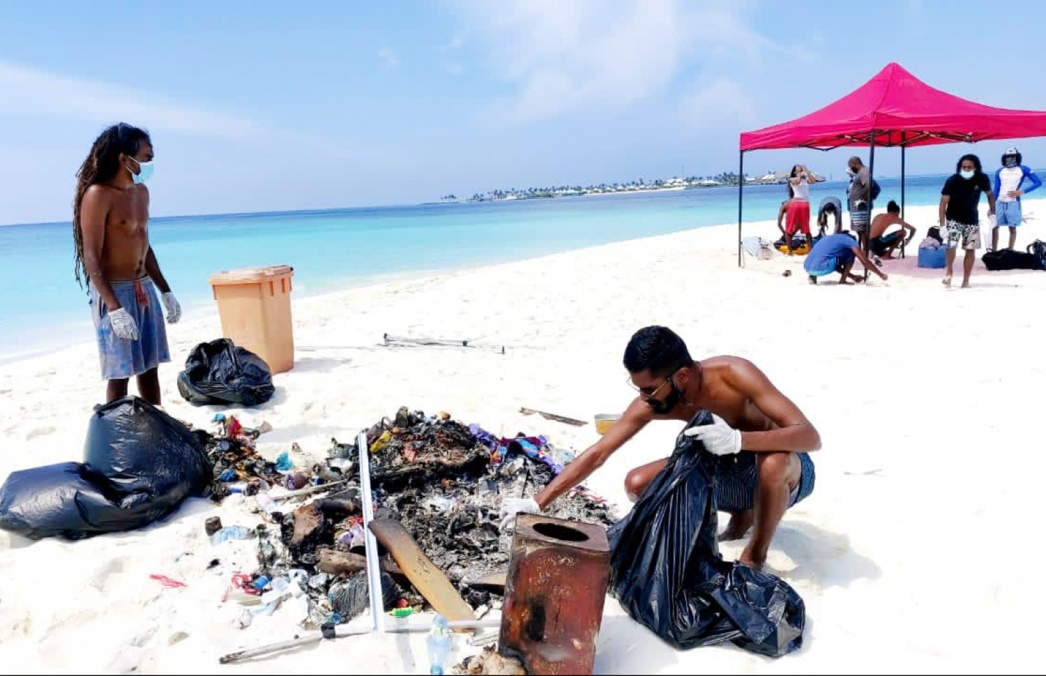 ފިނޮޅަކުން އިއްޔެ ނެގި ބައެއް ކުނި -- ފޮޓޯ: ސޭވް ދަ ބީޗް