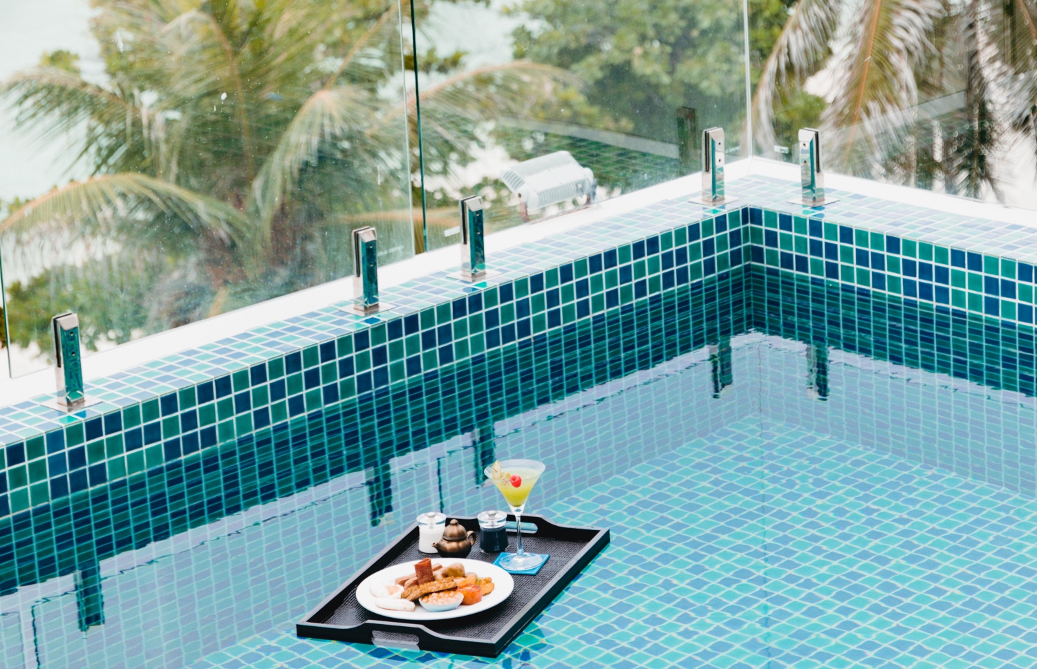 އަޒުވިއާގެ ރޫފްޓޮޕުގައި ހުންނަ ޕޫލް: ޕޫލަށް އެރެން ބޭނުންވާ މީހުންނަށް އެ ފުރުސަތު ވެސް ލިބޭނެ-- ފޮޓޯ:ސިމްޑީ