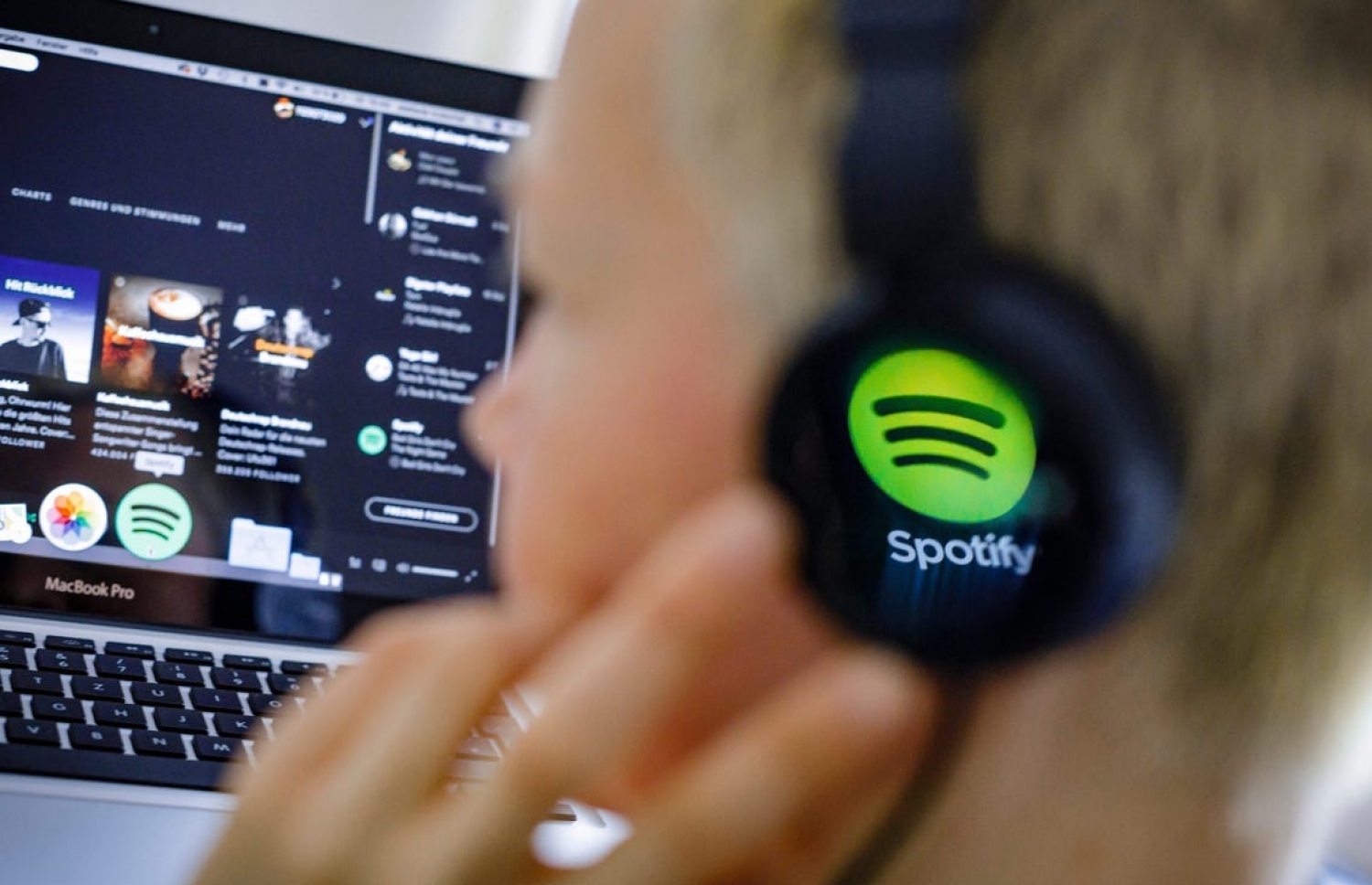 މީހަކު ސްޕޮޓިފައި އެޕް ބޭނުން ކުރަނީ.