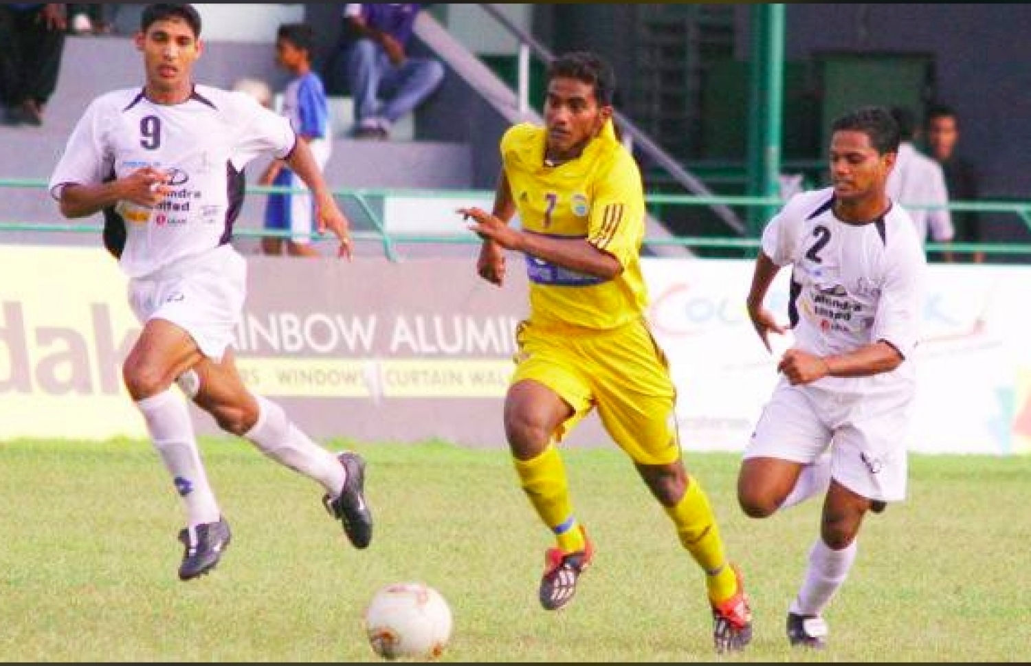 ވެލެންސިއާ މެޗެއްގެ ތެރެއިން ދަގަނޑޭ (މ) ބޯޅަ ހިފައިގެންދަނީ.-