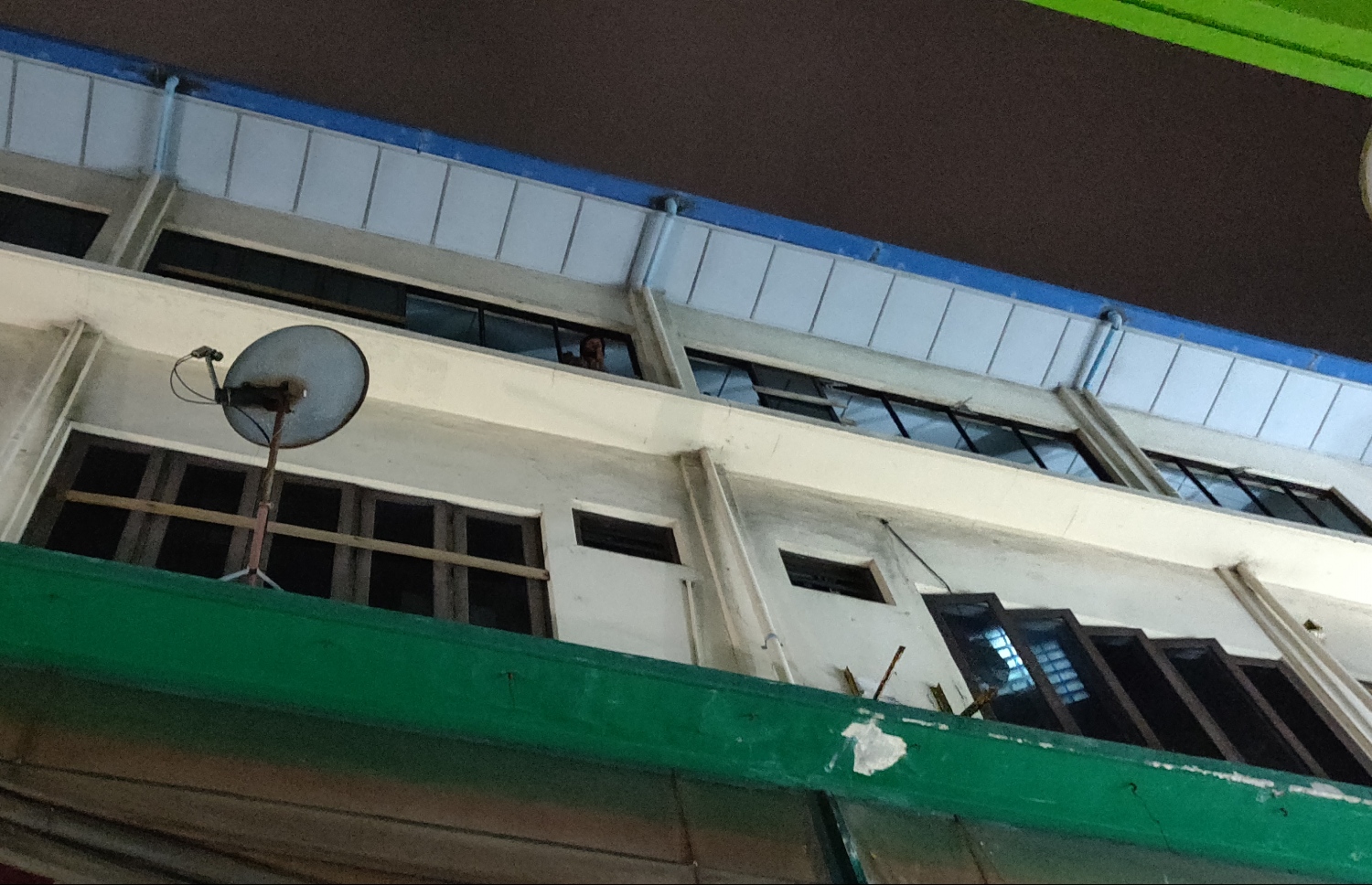 ކުރިން މެޓްރޯ ކެފޭ ހިންގި އިމާރާތް: ވަންނާނެ ތަނެއް ނެތް ގިނަ ބަޔަކު އެ ތަނުގައި ނިދާ.-- ފޮޓޯ: މިހާރު