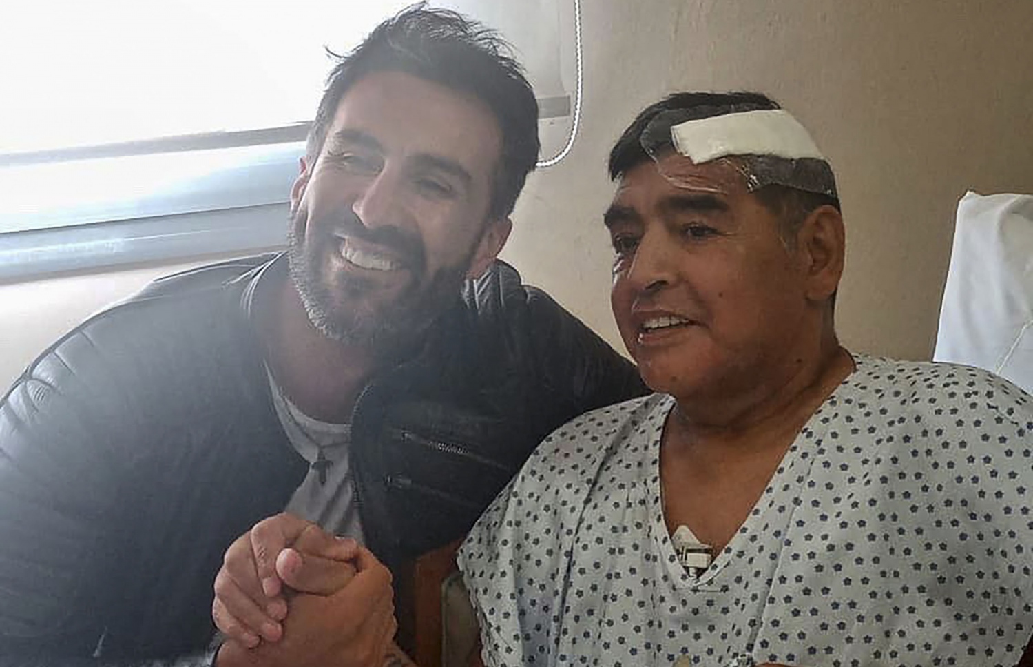 މަރަޑޯނާ (ކ) އޮޕަރޭޝަނަށް ފަހު ހޮސްޕިޓަލުން ދޫކޮށްލުމުގެ ކުރިން ޑރ ލޫކޭއާ އެކު ނަގާފައިވާ ފޮޓޯ.