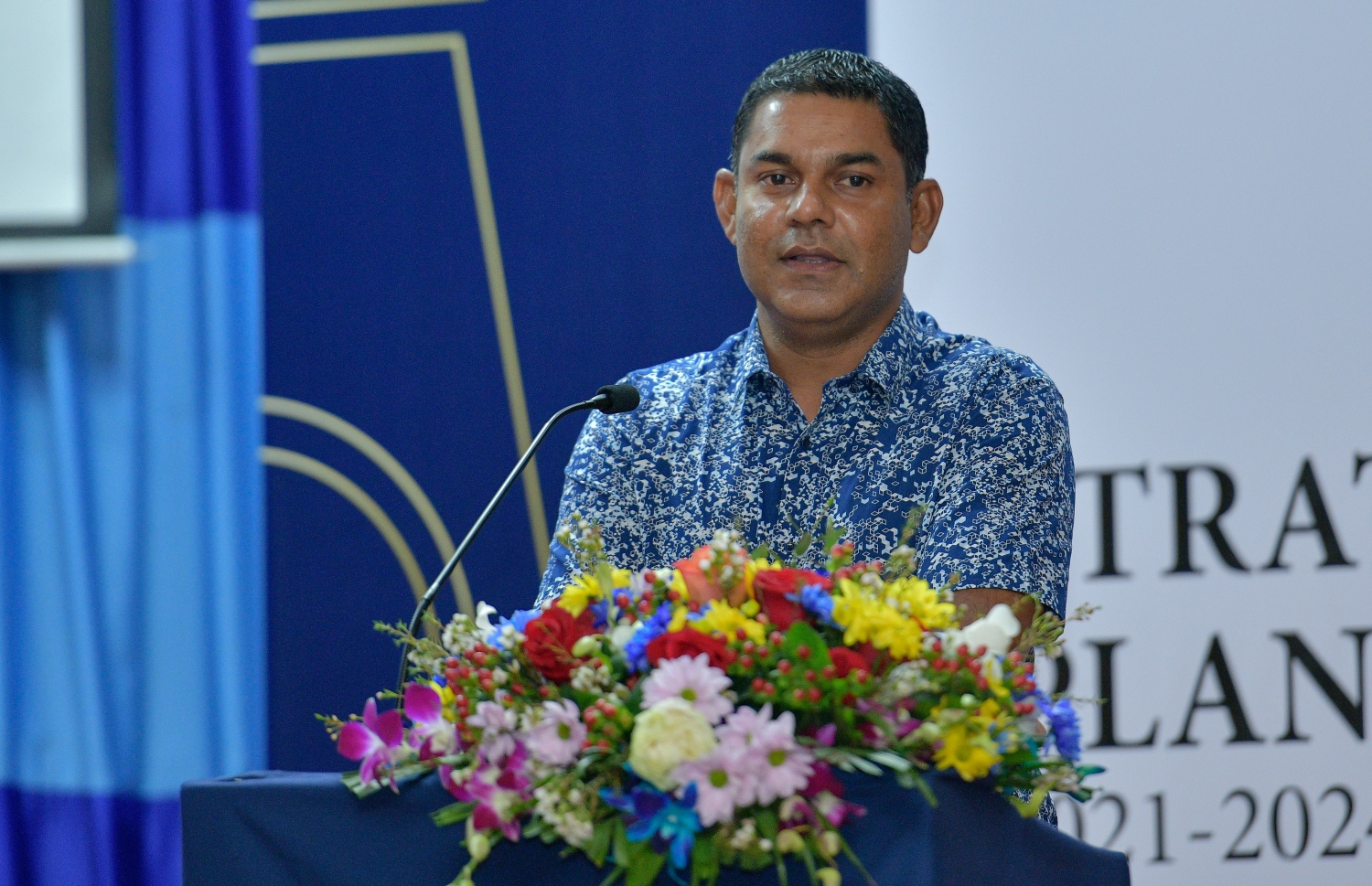 އޮޑިޓް އޮފީހުގެ ސްޓްރެޓެޖިކް ޕްލޭން އިފްތިތާހު ކުރުމަށް ރޭ ބޭއްވި ޖަލްސާގެ ޝަރަފުވެރި މެހެމާނު  ކިނބިދޫ ދާއިރާގެ މެމްބަރު އަދި މާލިއްޔަތު ކޮމިޓީގެ މުގައްރިރު މުހައްމަދު ނާޝިޒު ވާހަކަ ދައްކަވަނީ-- ފޮޓޯ: އަހުމަދު އަވްޝަން/މިހާރު