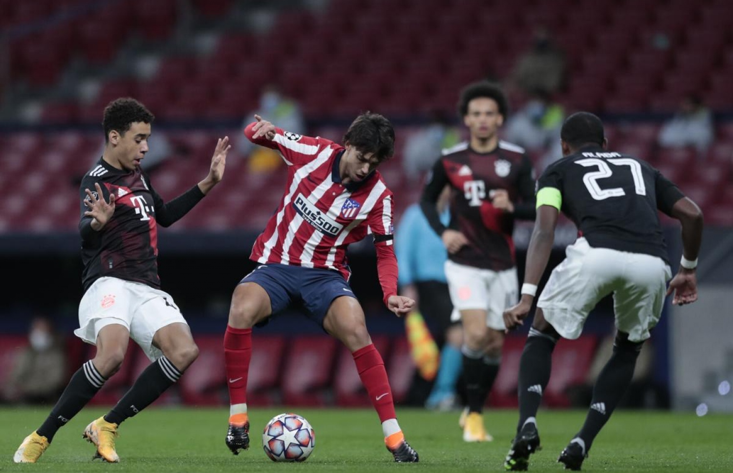 ބަޔާންގެ ދެ ކުޅުންތެރިން ކައިރިން އެތުލެޓިކޯގެ ޔާއޯ ފެލިކްސް (މ) ބޯޅަ ހިފައިގެންދާން މަސައްކަތްކުރަނީ.-- ފޮޓޯ: އޭއެފްޕީ