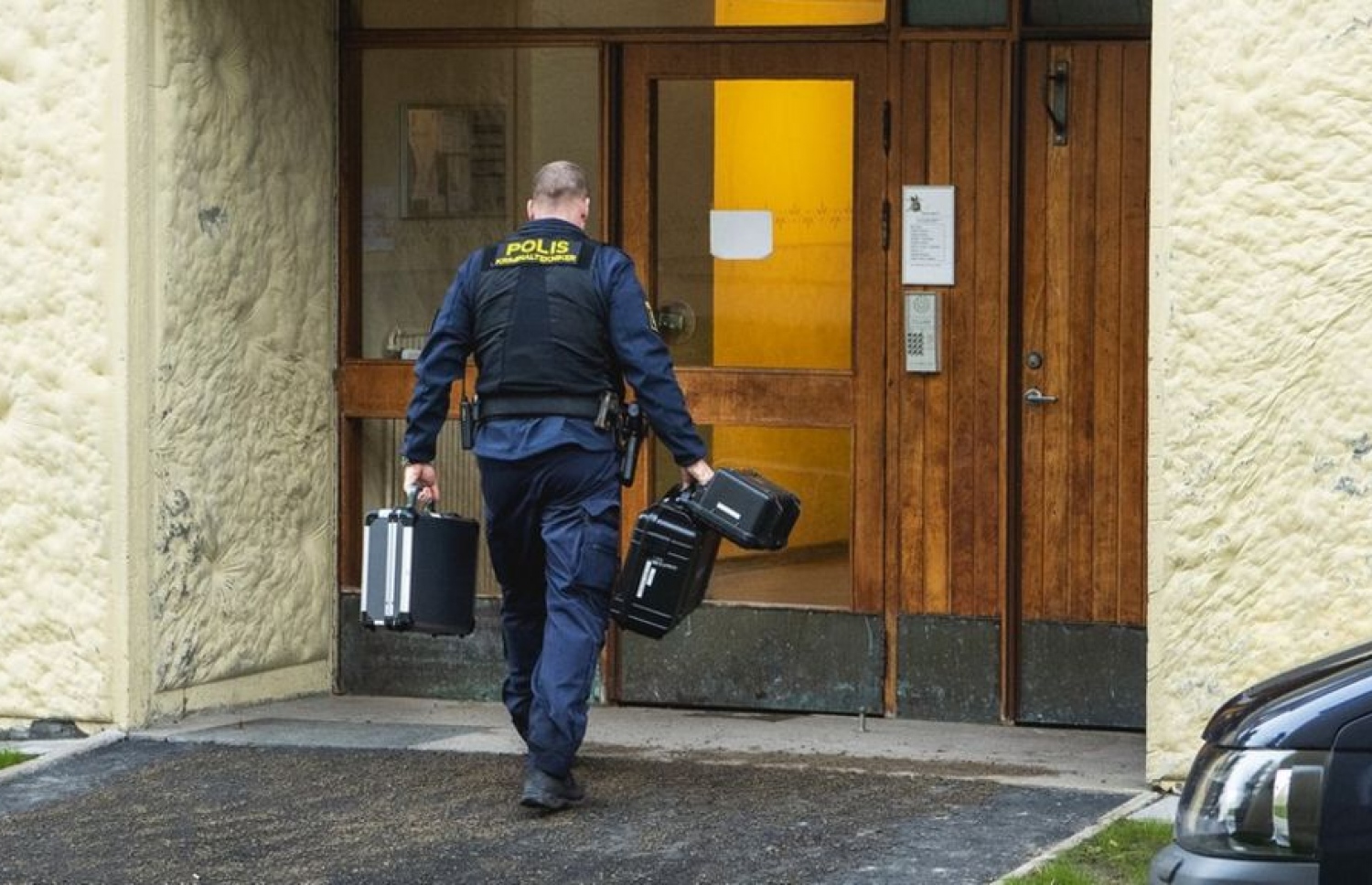 ފިރިހެން މީހާ ބަންދުކޮށްގެން އުޅުނު އިމާރާތުގެ ކައިރީގައި ފުލުހުން.