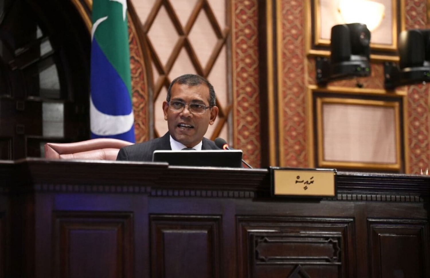 ރައްޔިތުންގެ މަޖިލީހުގެ ރައީސް މުހައްމަދު ނަޝީދު ޖަލްސާއެއްގެ ރިޔާސަތު ބަލަހައްޓަވަނީ. އެމަނިކުފާނު ވިދާޅުވީ މަލީހު ހަގީގަތާ ހިލާފު ވާހަކައެއް ދެއްކެވިތޯ ބަލަން ކޮމިޓީއަށް ފޮނުވާނެ ކަަމަށް.