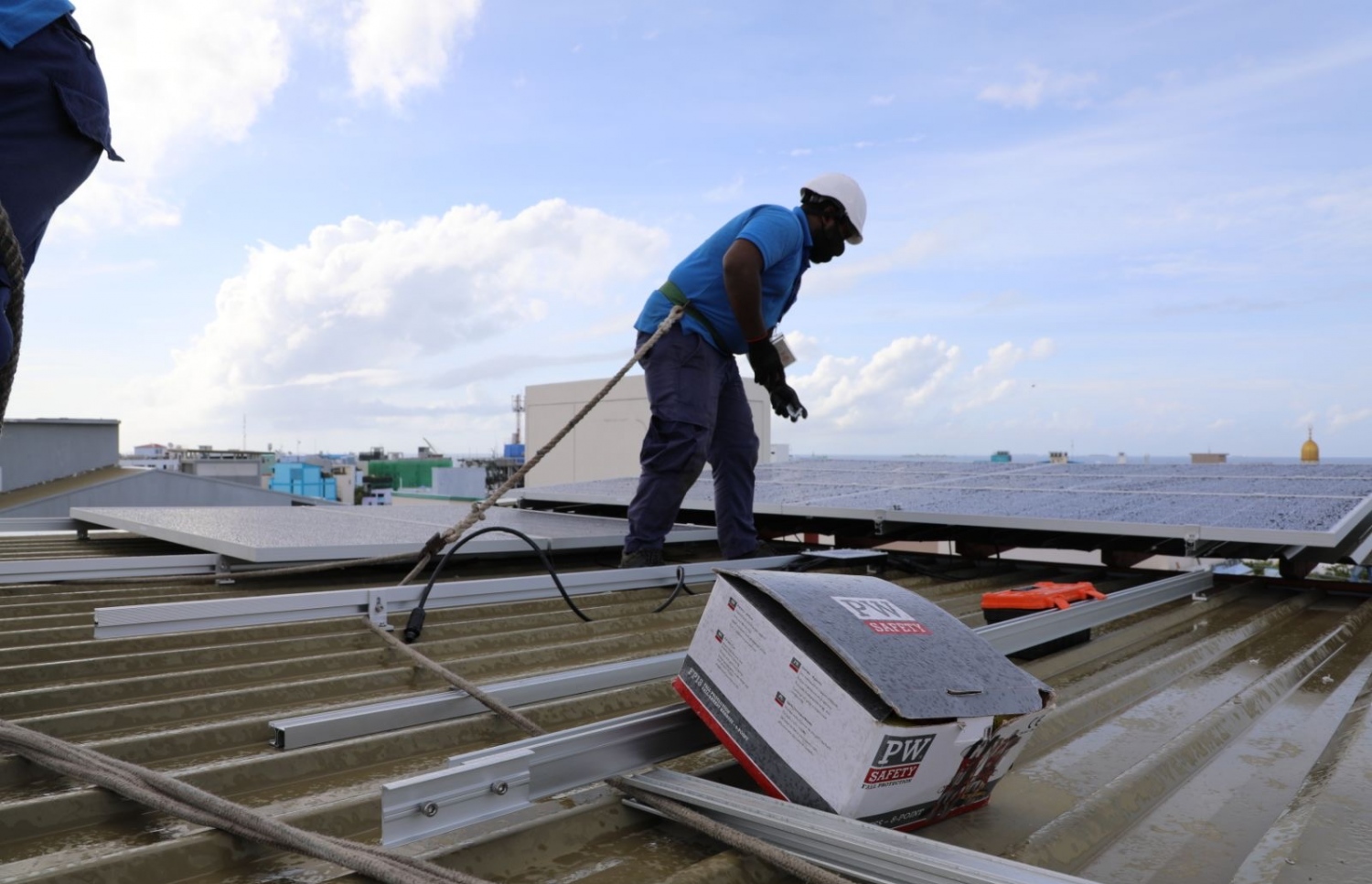 ސްޓެލްކޯގެ މުވައްޒަފުން ސޯލާ ޕެނަލް ހަރު ކުރަނީ-- ފޮޓޯ: ސްޓެލްކޯ