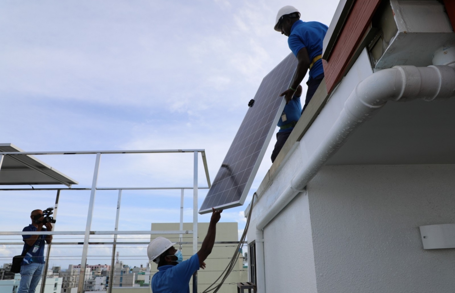 ސްޓެލްކޯގެ މުވައްޒަފުންތަކެއް ސޯލާ ޕަވާ ސިސްޓަމް ހަރުކުރަނީ-- ފޮޓޯ:ސްޓެލްކޯ