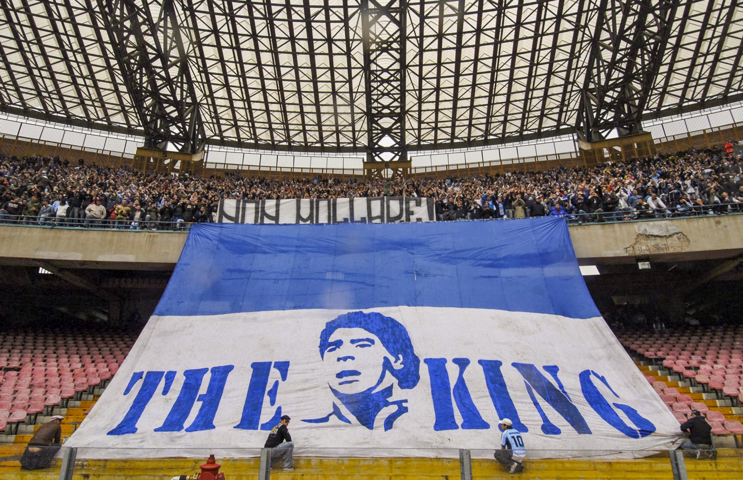 ނަޕޯލީ ދަނޑުގައި 2007 ވަނަ އަހަރު ބަހައްޓާފައިވާ ބެނާއެއް. -- ފޮޓޯ: އޭއެފްޕީ