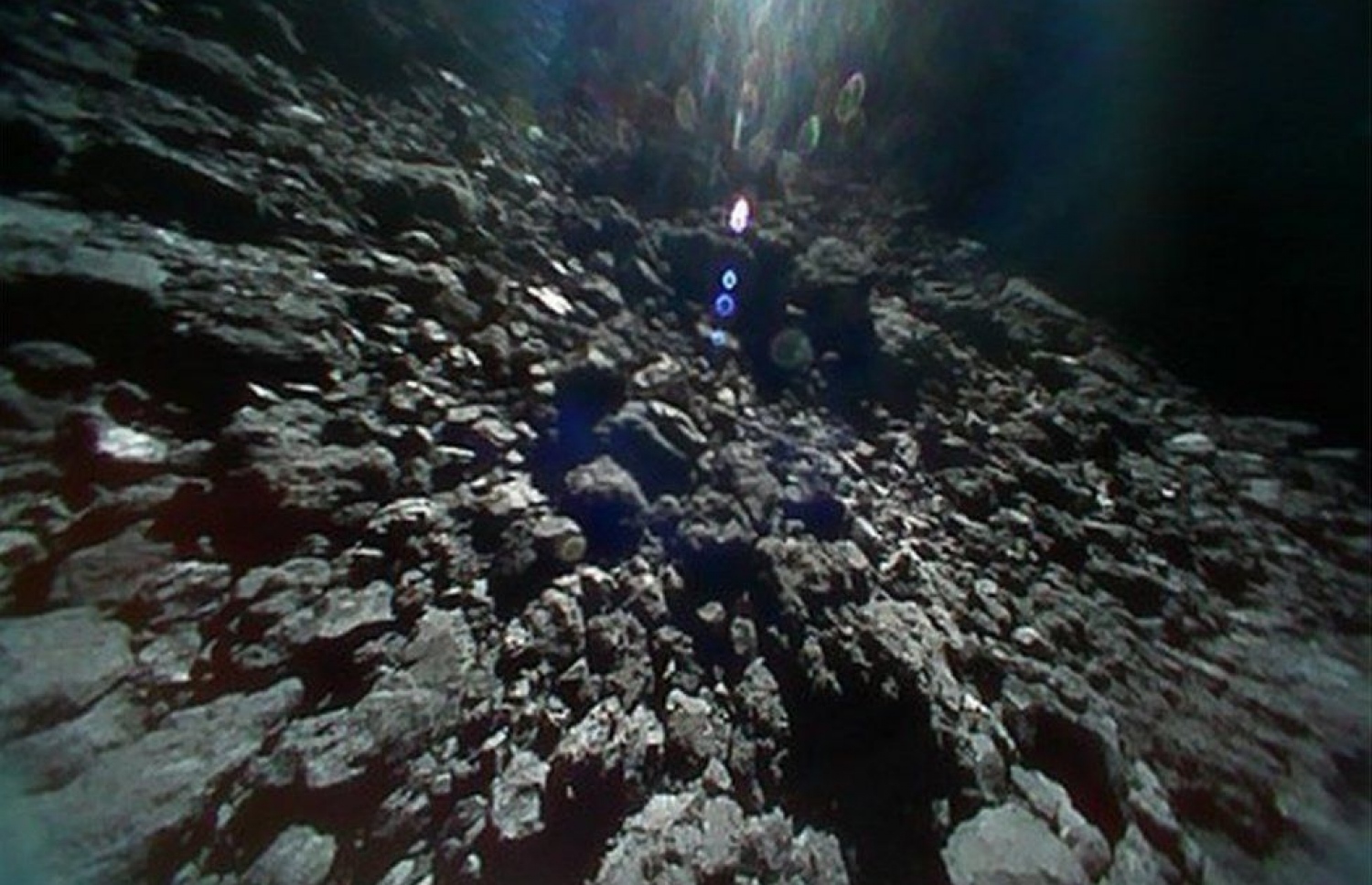 ހަޔަބޫސާ-2 އިން ނަގާފައިވާ ގިނިހިލައިގެ ސަތަހައިގެ ފޮޓޯއެއް