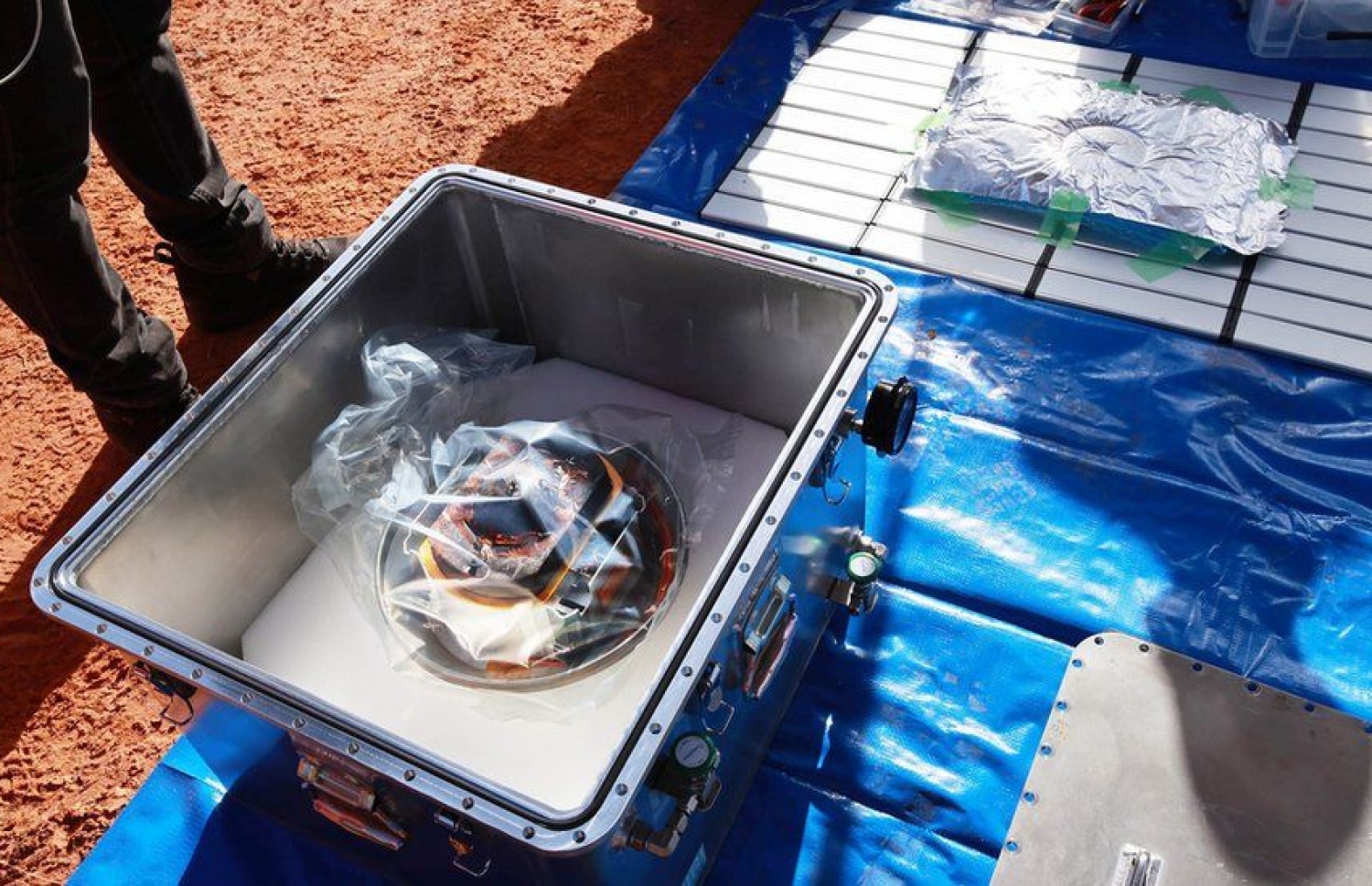 ގިނިހިލައިގެ ސާމްޕަލް ހިމެނޭ ކެޕްސޫލް ފޮއްޓަކަށްލާފައި. --ފޮޓޯ:އީޕީއޭ