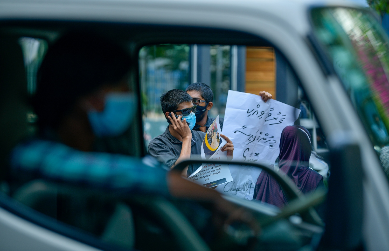 އެންޑީއޭއާ ދެކޮޅަށް މިދިޔަ ޑިސެމްބަރު މަހު ބޭއްވި އެއްވުމުގައި މީހަކު ބޯޑެއް ހިފަހައްޓައިގެން.- ފޮޓޯ: އަހުމަދު އަވްޝަން/ މިހާރު