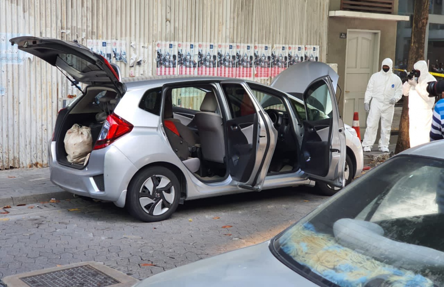 މަސްދޯންޏެއްގައި ރާއްޖެއަށް އެތެރެކުރި 72 ކިލޯ މަސްތުވާތަކެތި މާލެއަށް ބޭލުމަށް ފަހު އެ އުފުލި ކާރު ހުއްޓުވައި ފުލުހުންގެ ބެލުމުގެ ދަށުގައި. -- ފޮޓޯ: މިހާރު