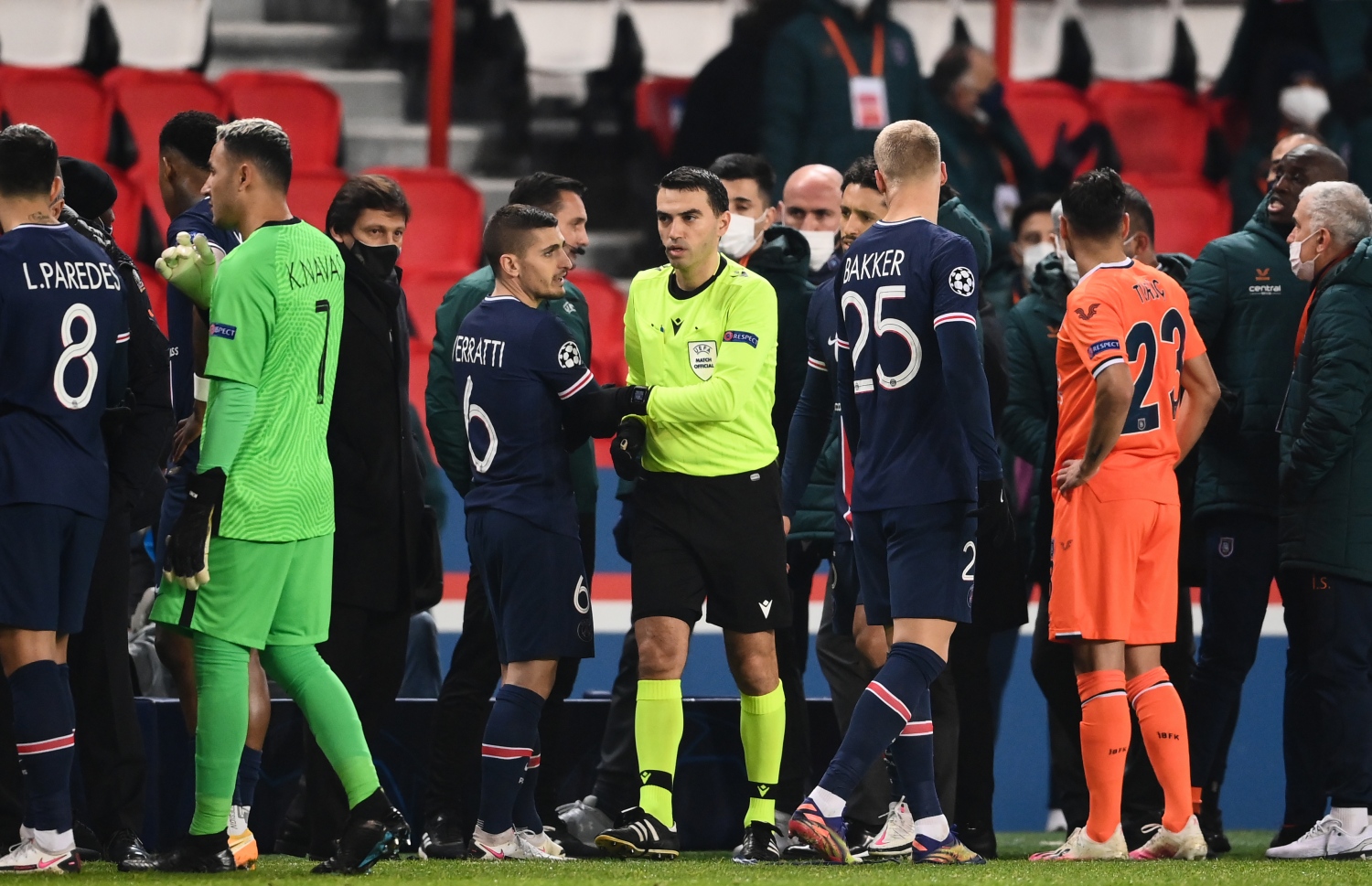 ޕީއެސްޖީ އާއި ބަސަކްޝެހީރް ކުޅުންތެރިން ދަނޑުން ފައިބަނީ. -- ފޮޓޯ: އޭއެފްޕީ