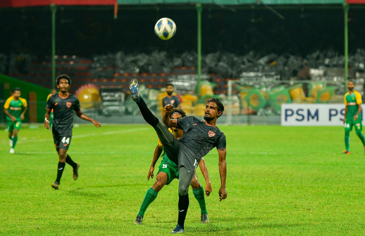 މާލެ: ޑިސެމްބަރު 8، 2020: މި އަހަރުގެ ފުޓްބޯޅަ ސީޒަން ހުޅުވުމަށް ކުޅުނު ޗެރިޓީ ޝީލްޑް މެޗުގެ ތެރެއިން:  .-- ފޮޓޯ:އަހުމަދު އަވްޝަން/މިހާރު