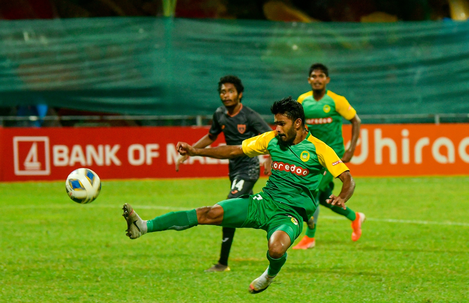 މާލެ: ޑިސެމްބަރު 8، 2020: މި އަހަރުގެ ފުޓްބޯޅަ ސީޒަން ހުޅުވުމަށް ކުޅުނު ޗެރިޓީ ޝީލްޑް މެޗުގެ ތެރެއިން:  .-- ފޮޓޯ:އަހުމަދު އަވްޝަން/މިހާރު