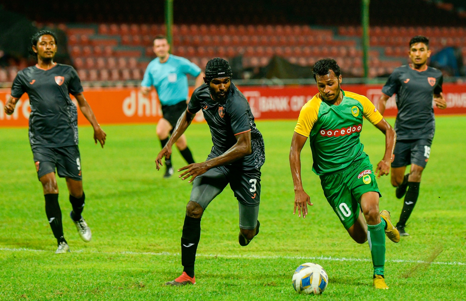 މާލެ: ޑިސެމްބަރު 8، 2020: މި އަހަރުގެ ފުޓްބޯޅަ ސީޒަން ހުޅުވުމަށް ކުޅުނު ޗެރިޓީ ޝީލްޑް މެޗުގެ ތެރެއިން:  .-- ފޮޓޯ:އަހުމަދު އަވްޝަން/މިހާރު