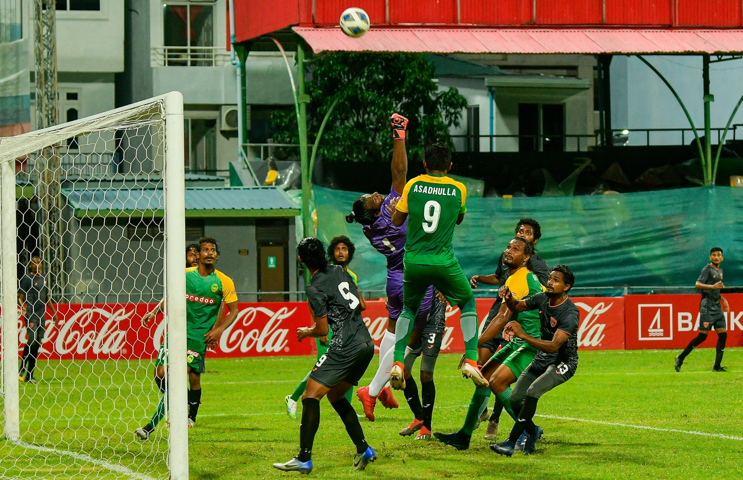 މާލެ: ޑިސެމްބަރު 8، 2020: މި އަހަރުގެ ފުޓްބޯޅަ ސީޒަން ހުޅުވުމަށް ކުޅުނު ޗެރިޓީ ޝީލްޑް މެޗުގެ ތެރެއިން:  .-- ފޮޓޯ:އަހުމަދު އަވްޝަން/މިހާރު