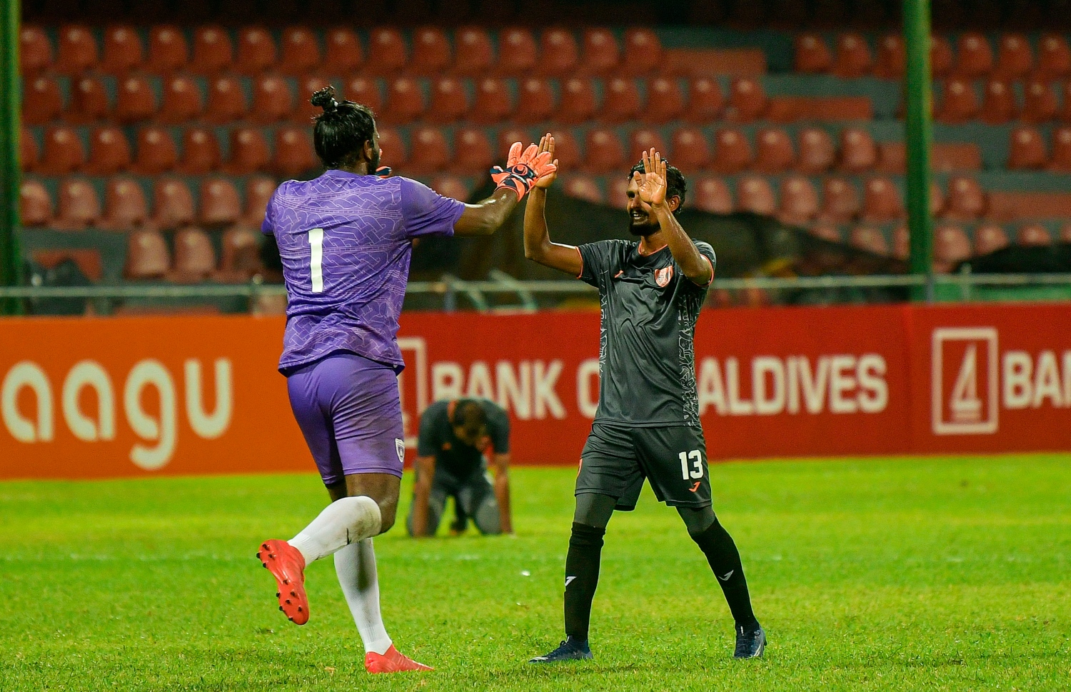 މާލެ: ޑިސެމްބަރު 8، 2020: މި އަހަރުގެ ފުޓްބޯޅަ ސީޒަން ހުޅުވުމަށް ކުޅުނު ޗެރިޓީ ޝީލްޑް މެޗުގެ ތެރެއިން:  .-- ފޮޓޯ:އަހުމަދު އަވްޝަން/މިހާރު