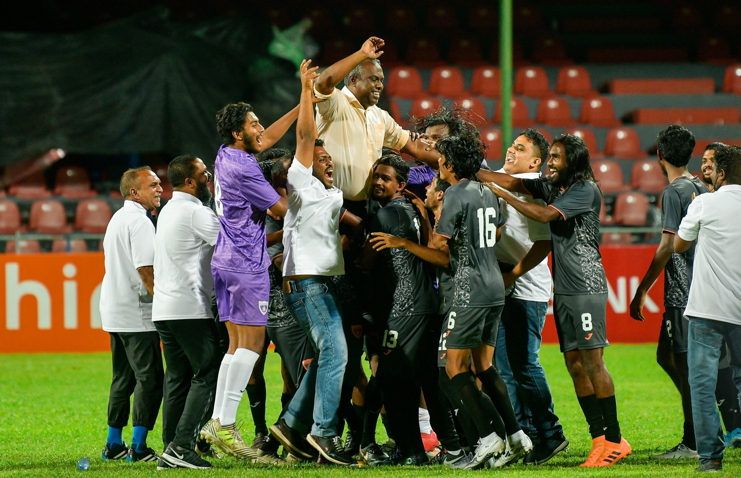 މާލެ: ޑިސެމްބަރު 8، 2020: މި އަހަރުގެ ފުޓްބޯޅަ ސީޒަން ހުޅުވުމަށް ކުޅުނު ޗެރިޓީ ޝީލްޑް މެޗުގެ ތެރެއިން:  މެޗު އަށްފަހު ކްލަބް އީގަލްސްގެ ކުޅުންތެރިން ކޯޗްއާއި އެކު އުފާފާޅުކުރަނީ. -- ފޮޓޯ:އަހުމަދު އަވްޝަން/މިހާރު