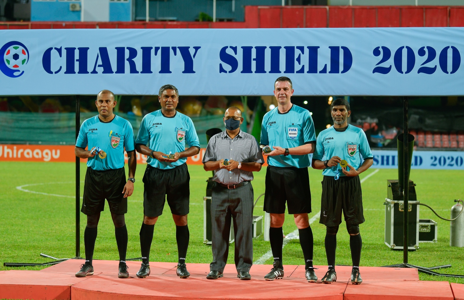 މާލެ: ޑިސެމްބަރު 8، 2020: މި އަހަރުގެ ފުޓްބޯޅަ ސީޒަން ހުޅުވުމަށް ކުޅުނު ޗެރިޓީ ޝީލްޑް މެޗުގެ ތެރެއިން: މެޗު އަށްފަހު މެޗުގެ އޮފިޝަލުން ނަައް ހަދާނީ މެޑަލް ދެނީ: މި މެޗު ރެފްރީކަން ކޮއްފައި ވަނީ 2011 ގެ ޗެމްޕިއަންސް ލީގުގެ ފައިނަލުގެ ރެފްރީ ހަންގޭރީގެ ވިކްޓަ ކަސާއީ.-- ފޮޓޯ:އަހުމަދު އަވްޝަން/މިހާރު