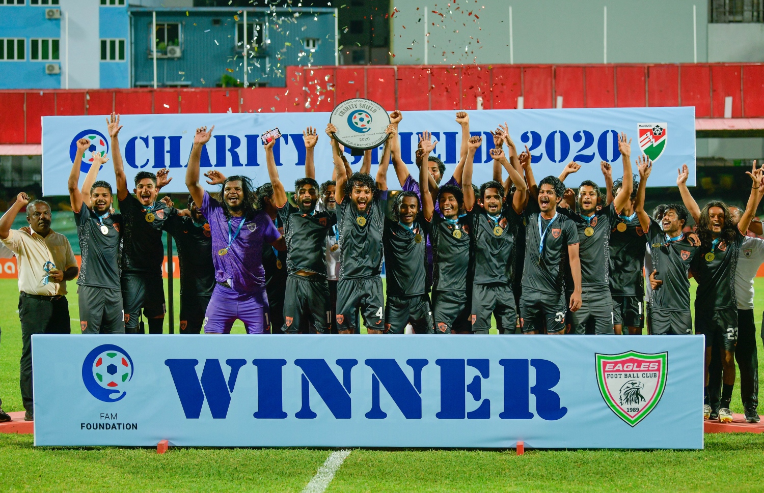 މާލެ: ޑިސެމްބަރު 8، 2020: މި އަހަރުގެ ފުޓްބޯޅަ ސީޒަން ހުޅުވުމަށް ކުޅުނު ޗެރިޓީ ޝީލްޑް މެޗުގެ ތެރެއިން: މެޗު އަށްފަހު ކްލަބް އީގަލްސްގެ ކުޅުންތެރިން ޝީލްޑާ އެކު އުފާފާޅުކުރަނީ.-- ފޮޓޯ:އަހުމަދު އަވްޝަން/މިހާރު