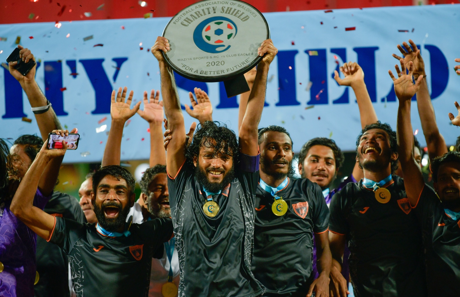 ޗެރިޓީ ޝީލްޑް އީގަލްސް ކާމިޔާބުކުރުން